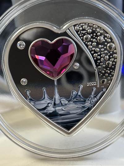 第183期拍卖 - 库克2022情人节浪漫爱情心形镶水晶纪念银币，999银，20克，发行2022枚，有氧化点
