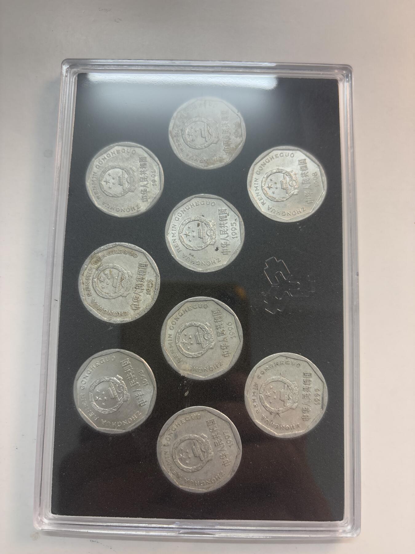 文馨钱币收藏第 282 场，【 长期接收代拍品】，加拿大老铜代用币，银币，德三系列场 退出流通市场 1991-1999 年菊花一角套币，带盒子