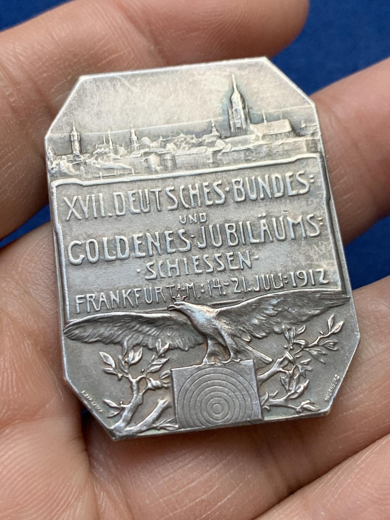 《竞宝斋》第441场 周日，周一，2场连拍 （全场包邮） 德国1912年法兰克福射击节城市景观异形纪念银章 26.85克 31*41.5mm