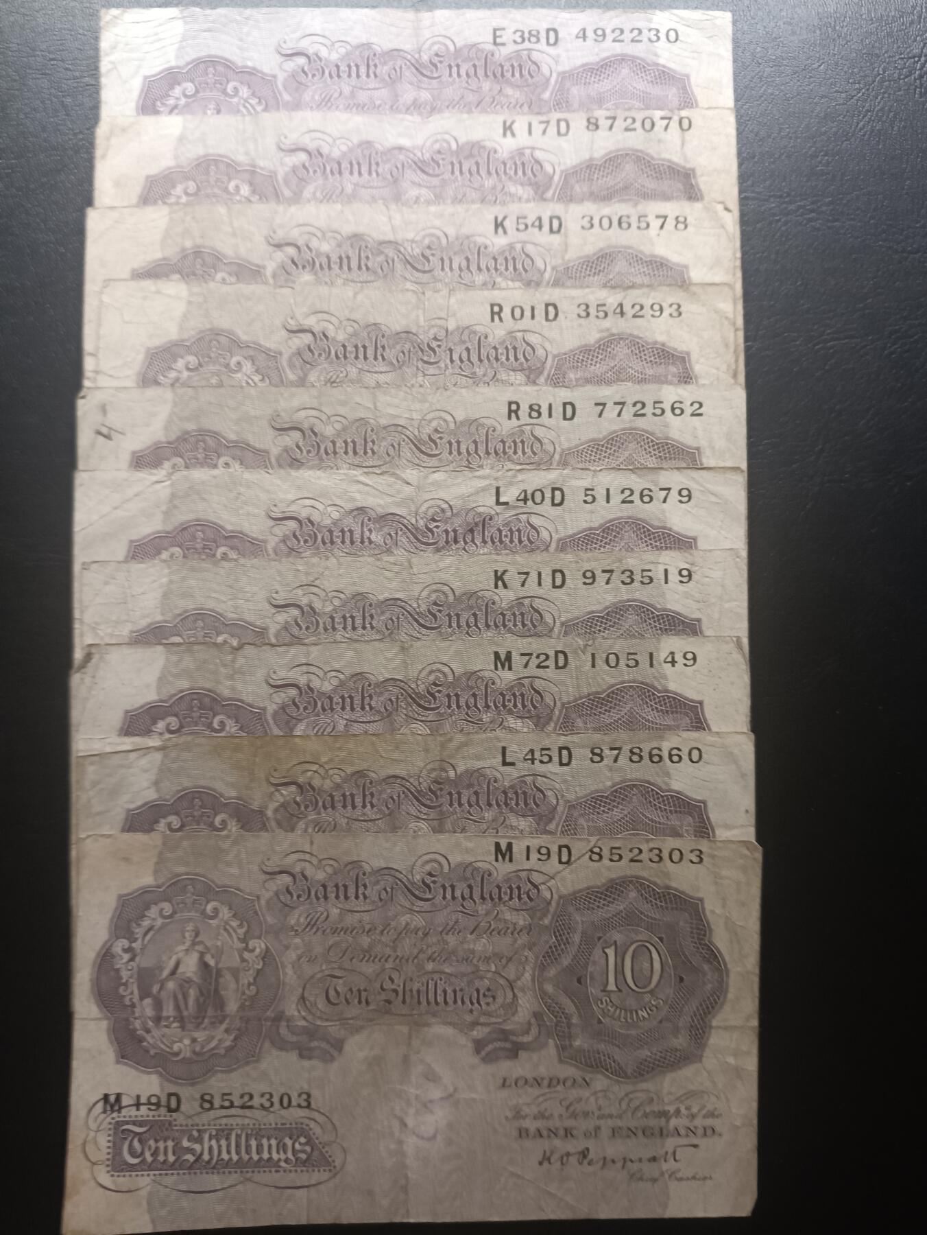 2025十一月第六期，总第204期 英格兰战时A序列10先令流通品相批量十张，有别于战前战后普通的红色版本用紫色印刷