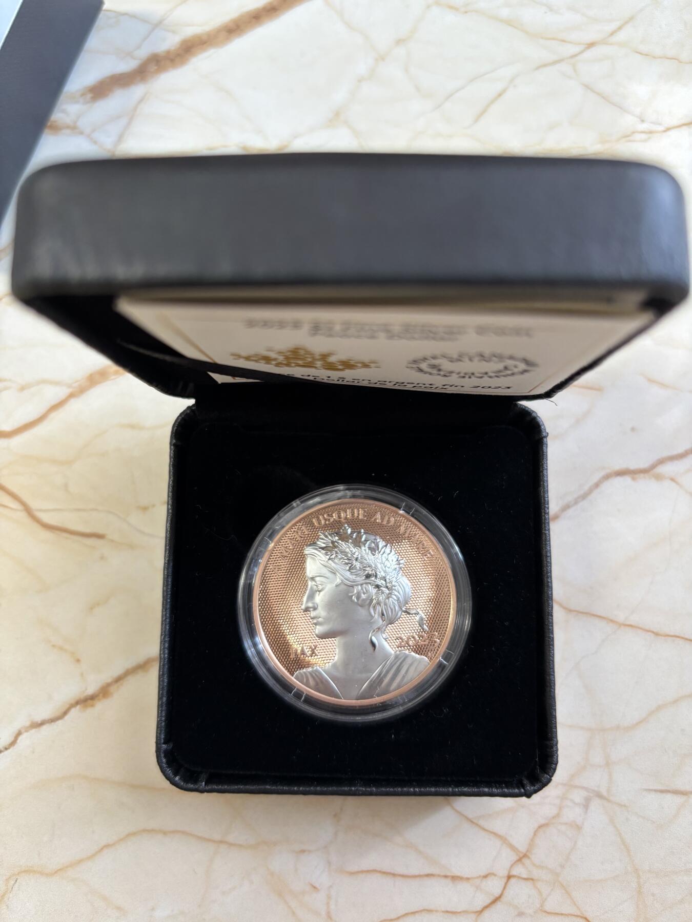 第183期拍卖 加拿大2023年和平女神局部镀玫瑰金精制纪念银币，9999银，31.39克，发行6000枚，塑料盒有破