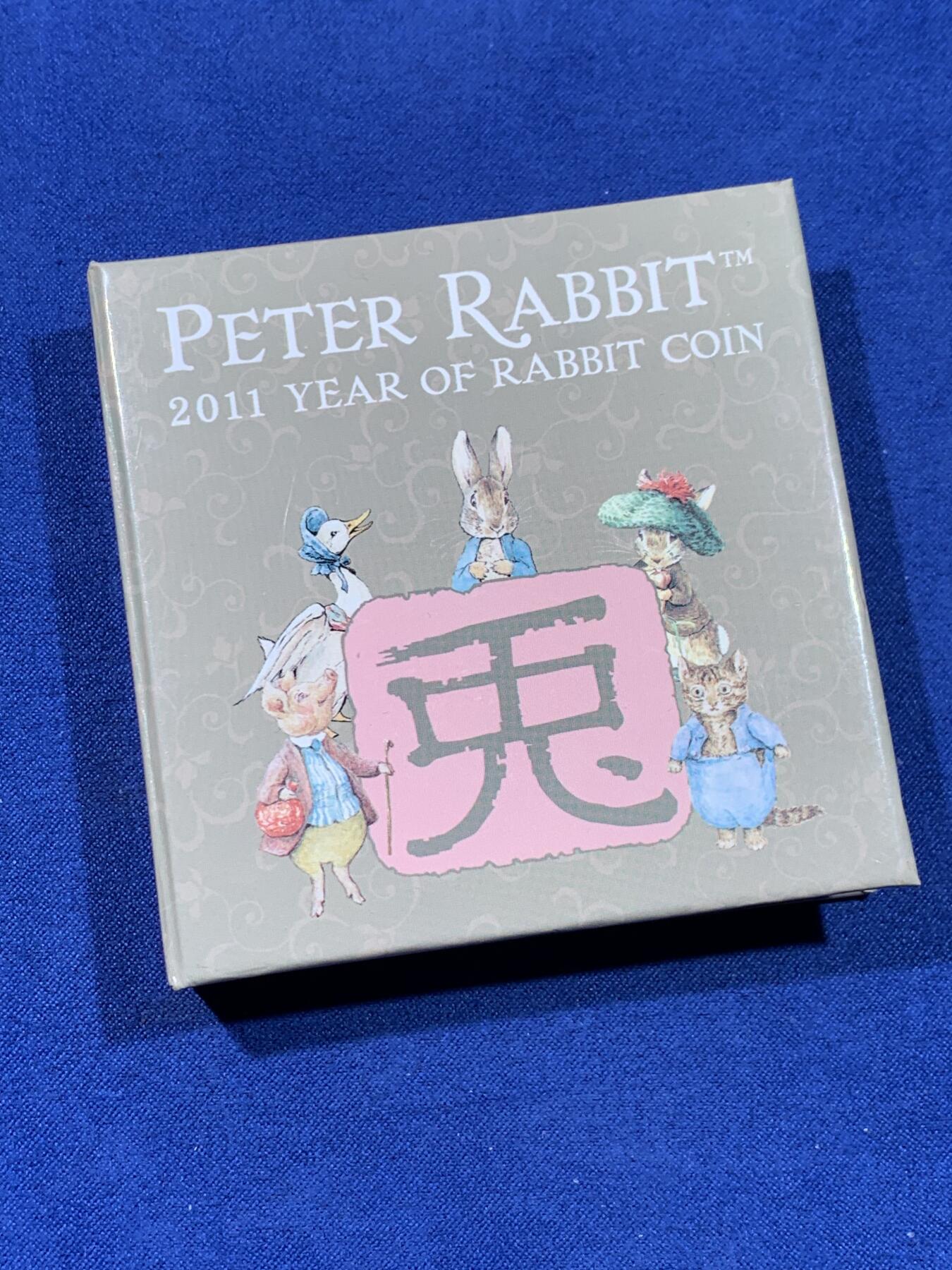 《竞宝斋》第441场 周日，周一，2场连拍 （全场包邮） 英属马恩岛 2011年 1克朗 彼得兔系列生肖兔彩色银币 完整的小型卡包设计，证书附件齐全，世面多见铜镍币，银币极少，兔迷的不二选择