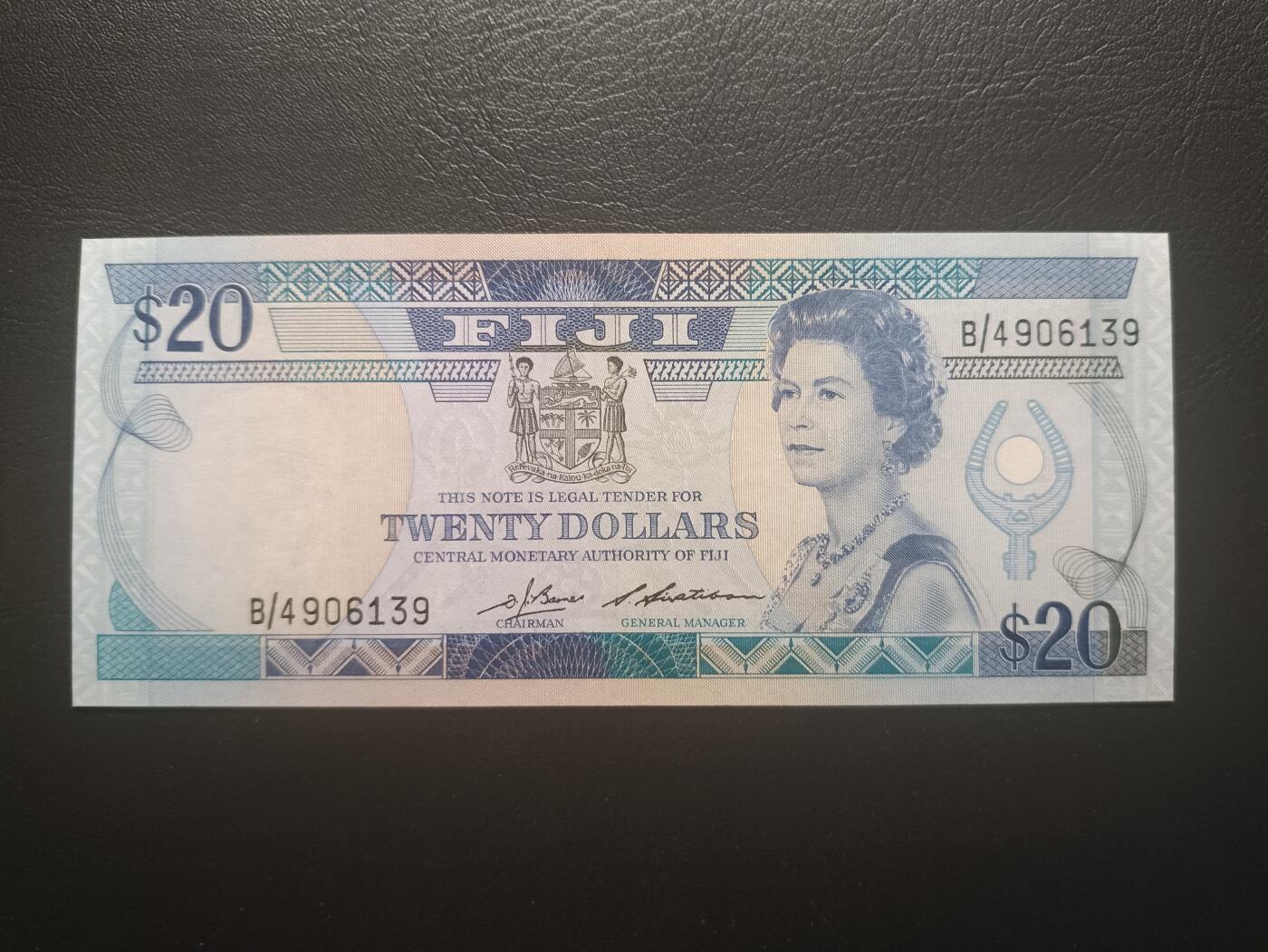 2025十一月第六期，总第204期 斐济1986版20元AUNC，嘉德大勋章女王和传统房屋，少见的女王“向左看”版本