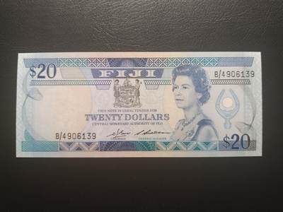 2025十一月第六期，总第204期 - 斐济1986版20元AUNC，嘉德大勋章女王和传统房屋，少见的女王“向左看”版本