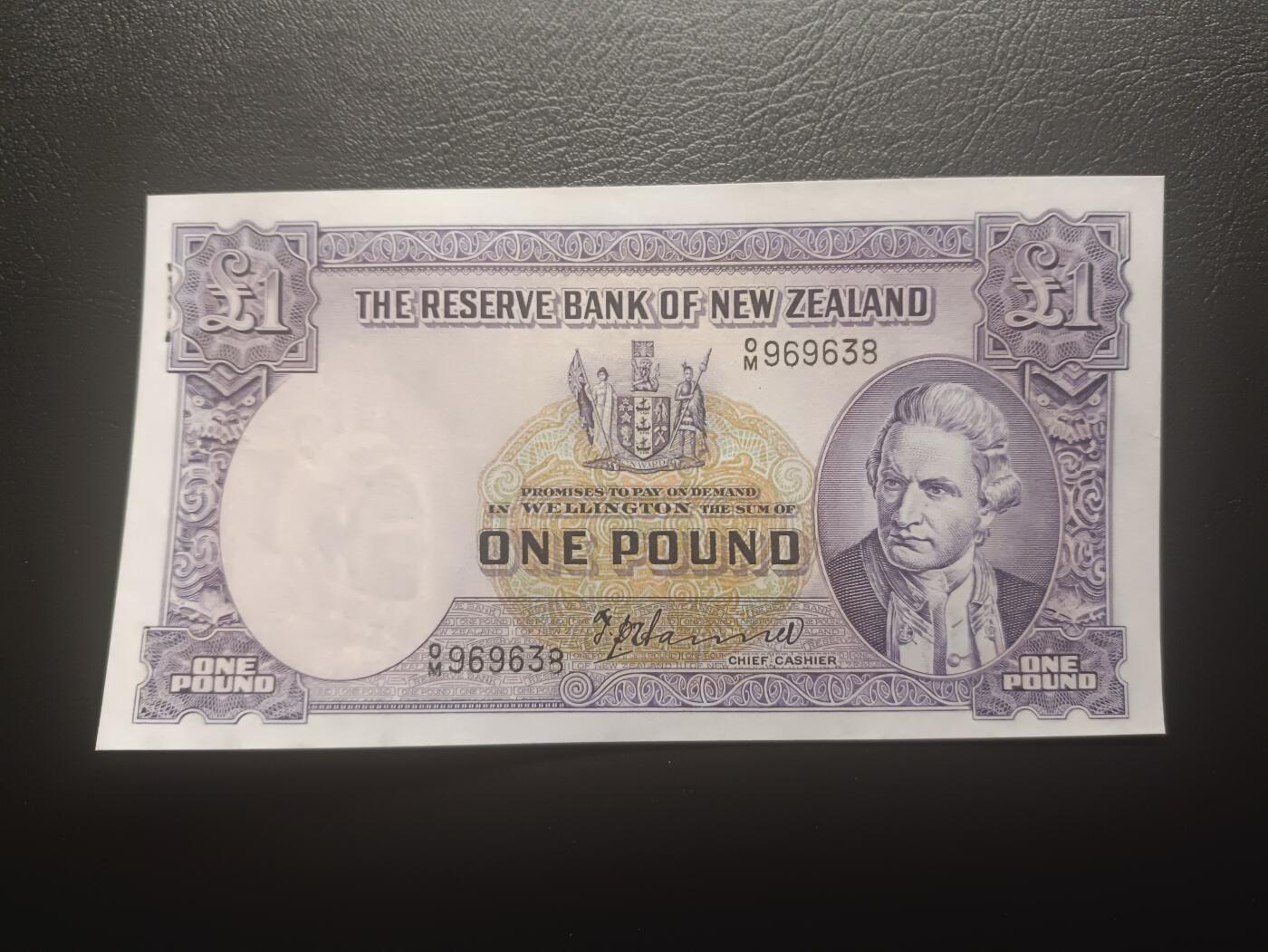 2025十一月第六期，总第204期 新西兰1940版1镑AUNC有连续针孔无47，稀有首签，库克船长和帆船