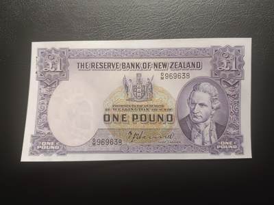 2025十一月第六期，总第204期 - 新西兰1940版1镑AUNC有连续针孔无47，稀有首签，库克船长和帆船