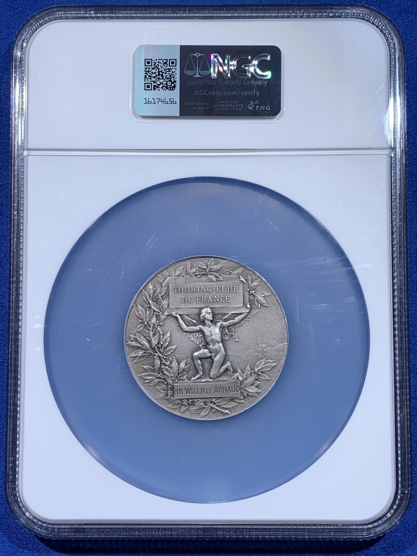 《竞宝斋》第441场 周日，周一，2场连拍 （全场包邮） 高分 NGC MS64 罕见法国旅游协会大银奖章 名誉章 作者dubois，双面高浮雕，细节丰富，设计绝美。女神袒胸，衣襟飘飘，怀抱地球仪，雕刻着欧亚非州，大洋洲。北极星，北极洲，北极熊，沙漠，骆驼，椰树，长河落日圆…… 加大盒装