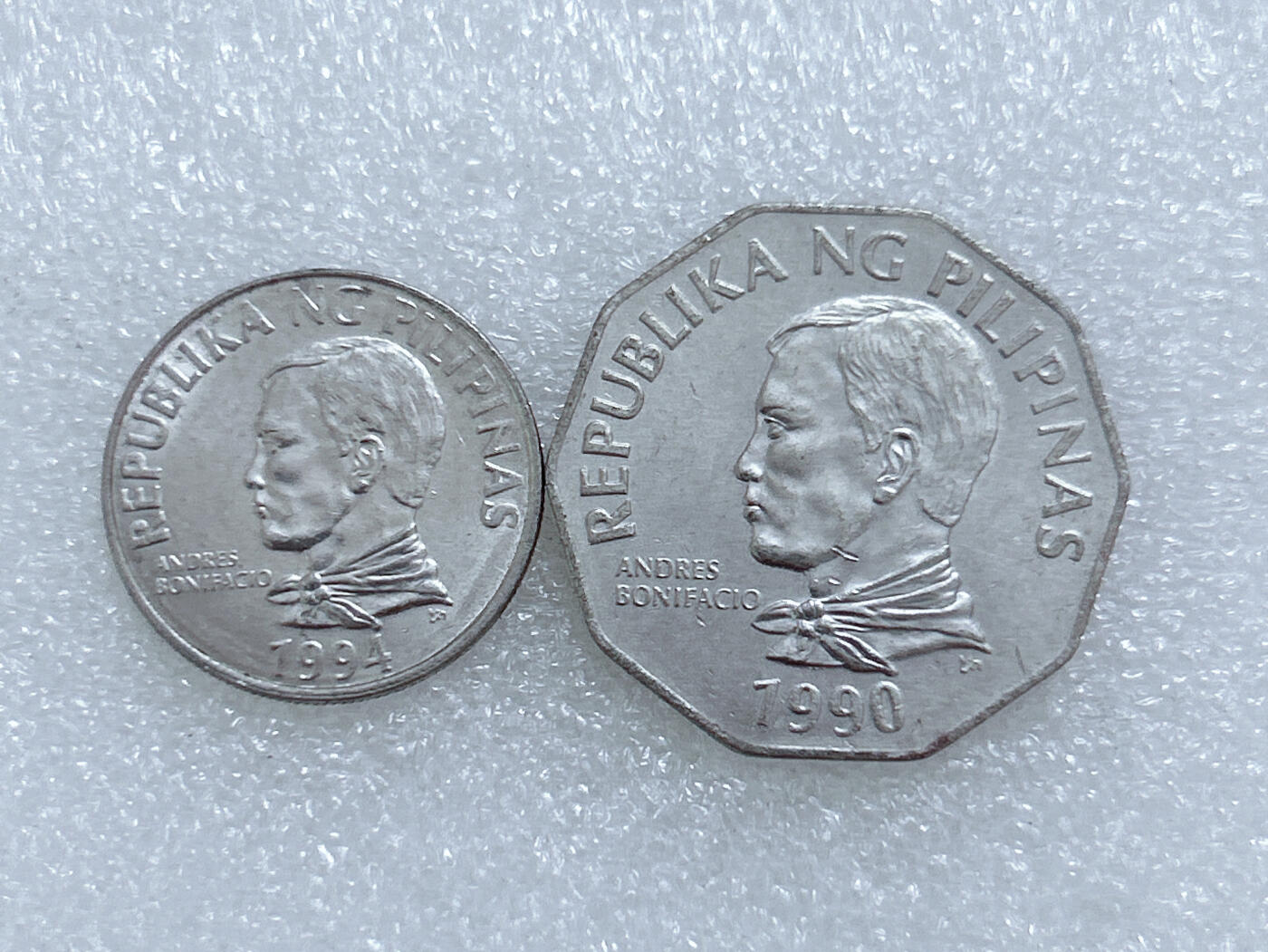 第一海外回流一元起拍收藏 散集专场  第271期 菲律宾90年代2比索硬币 大小版 2枚 带光品