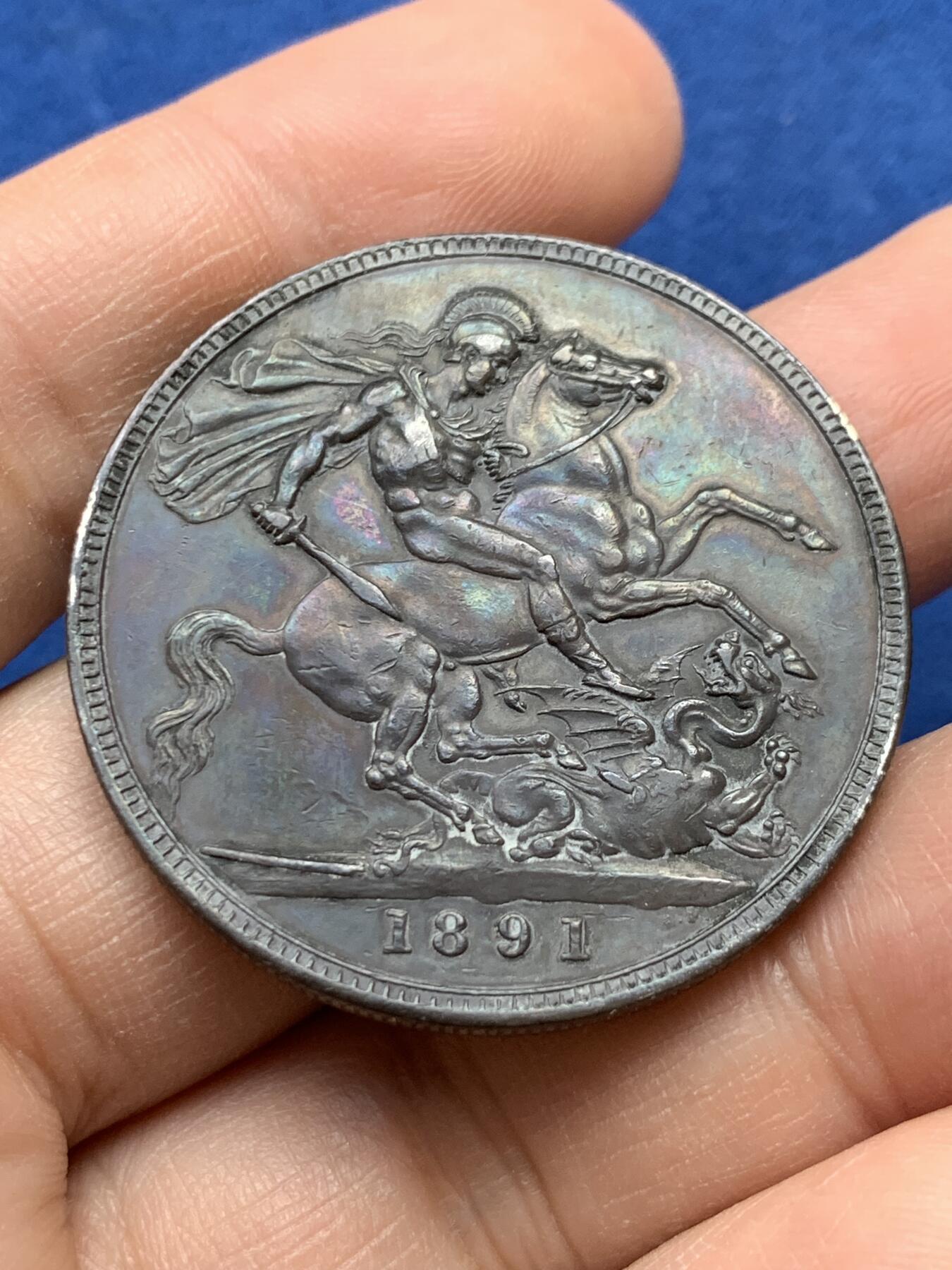 《竞宝斋》第441场 周日，周一，2场连拍 （全场包邮） 英国1891年维多利亚高冠马剑克朗银币，少见年份，发行量仅56.6万枚，好品，双面黑漆骨 细节见图