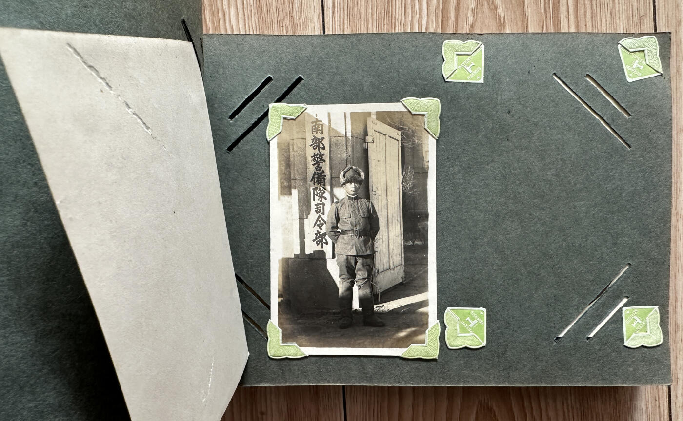 【俄甄集藏】2025年(045)12-03 星期三 晚 19:30 全场包邮 日本1931-1932年步兵联队大连出动纪念相册，历史罪证，有脱落，开裂，照片老化有部分残损，脱色，边角断裂，整本相册包含照片约49张