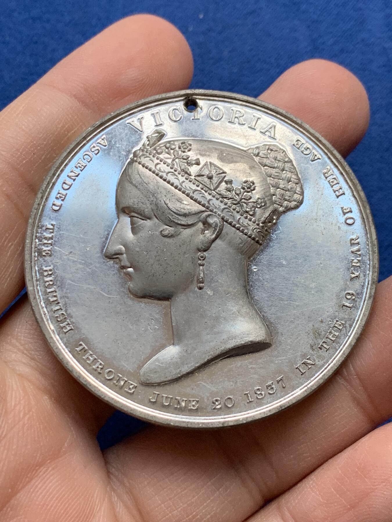 《竞宝斋》第441场 周日，周一，2场连拍 （全场包邮） 英国1838年维多利亚女王加冕章，盒装白色金属材质 有一小打孔，整体十分精美。43.3克，50.5mm。