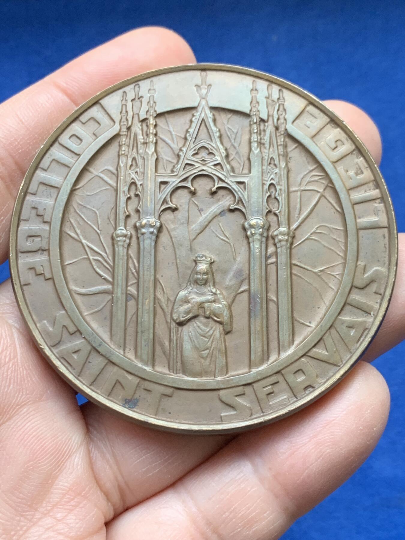 《竞宝斋》第441场 周日，周一，2场连拍 （全场包邮） 法国巴黎圣母院1838-1938年百年纪念大铜章，圣母抱婴题材带边铭，直径61mm ，重量105.8g。