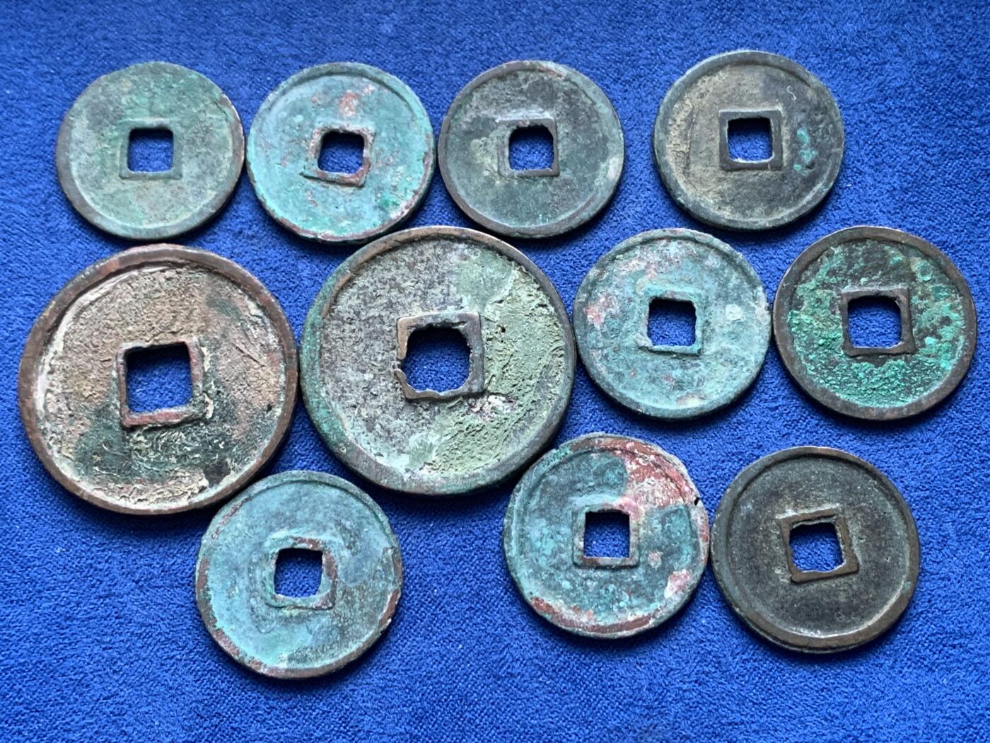 《竞宝斋》第441场 周日，周一，2场连拍 （全场包邮） 钱币一组 大观通宝＋崇宁通宝，个别有沙眼 细节见图