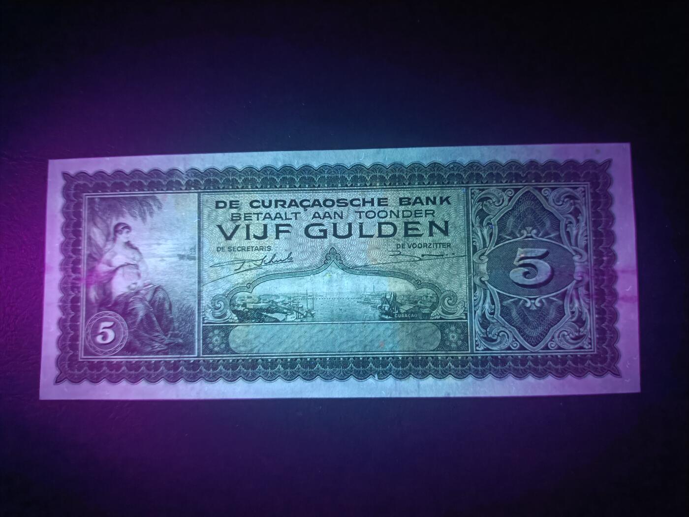 2025十一月第六期，总第204期 荷属库拉索1943年5盾流通好品XF，稀有荷属殖民地中高面值品种，库拉索港俯瞰图和女性形象