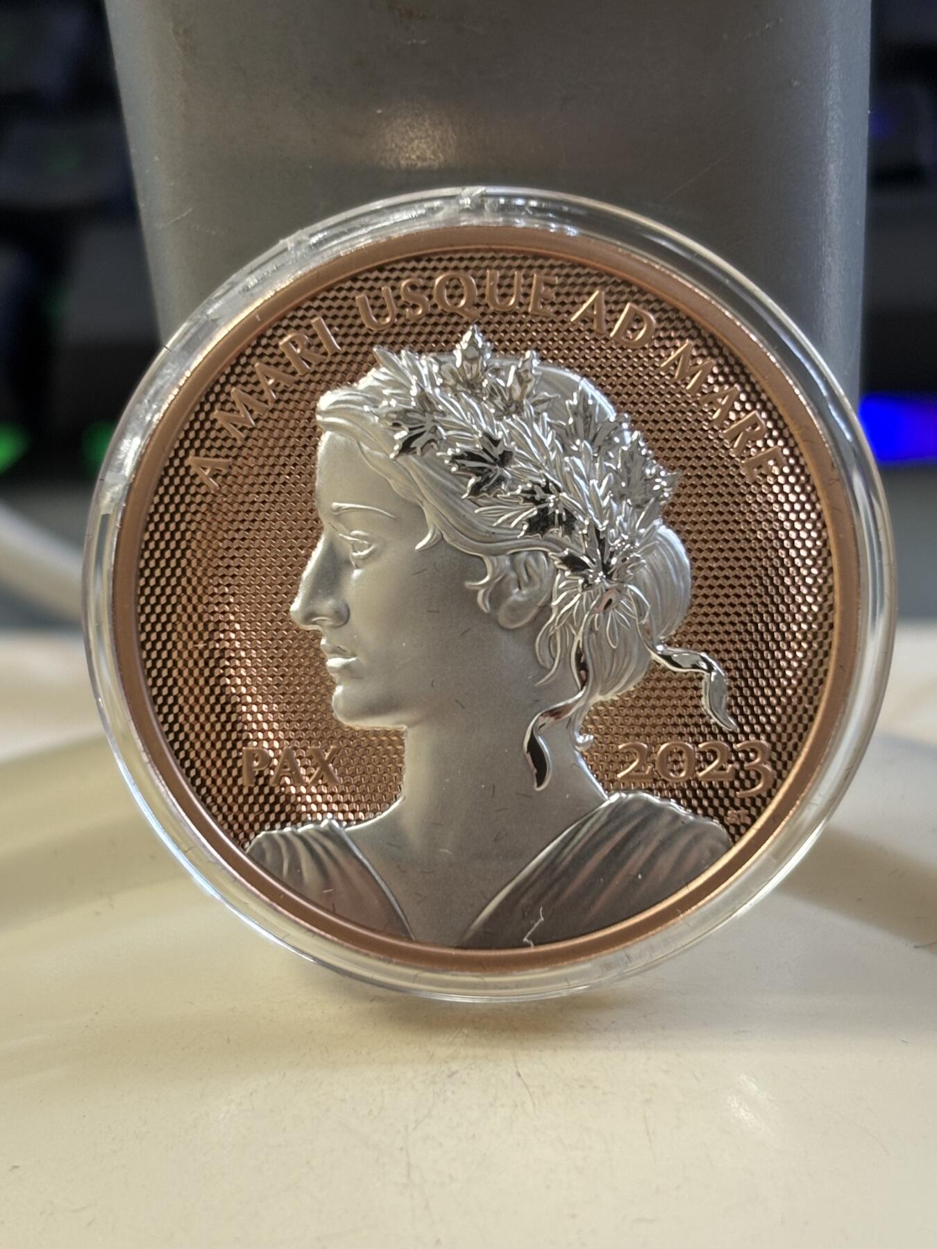 第183期拍卖 加拿大2023年和平女神局部镀玫瑰金精制纪念银币，9999银，31.39克，发行6000枚，塑料盒有破