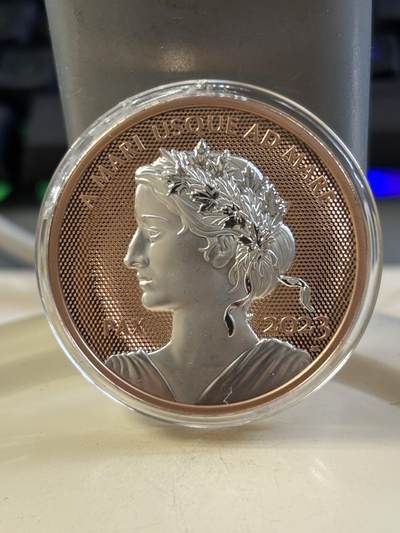 第183期拍卖 - 加拿大2023年和平女神局部镀玫瑰金精制纪念银币，9999银，31.39克，发行6000枚，塑料盒有破