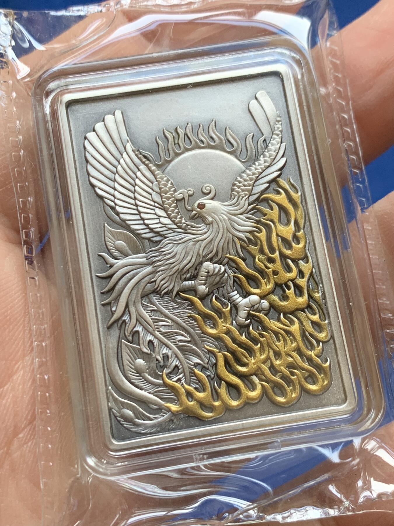 《竞宝斋》第441场 周日，周一，2场连拍 （全场包邮） 两枚一组 吉祥龍鳳方型紀念章，硫化古银+纯铜，吉祥龙凤铜章（铜硫化古银），规格30*45mm，镶嵌红宝石，中国钱币发行，发行量999枚，有证书。