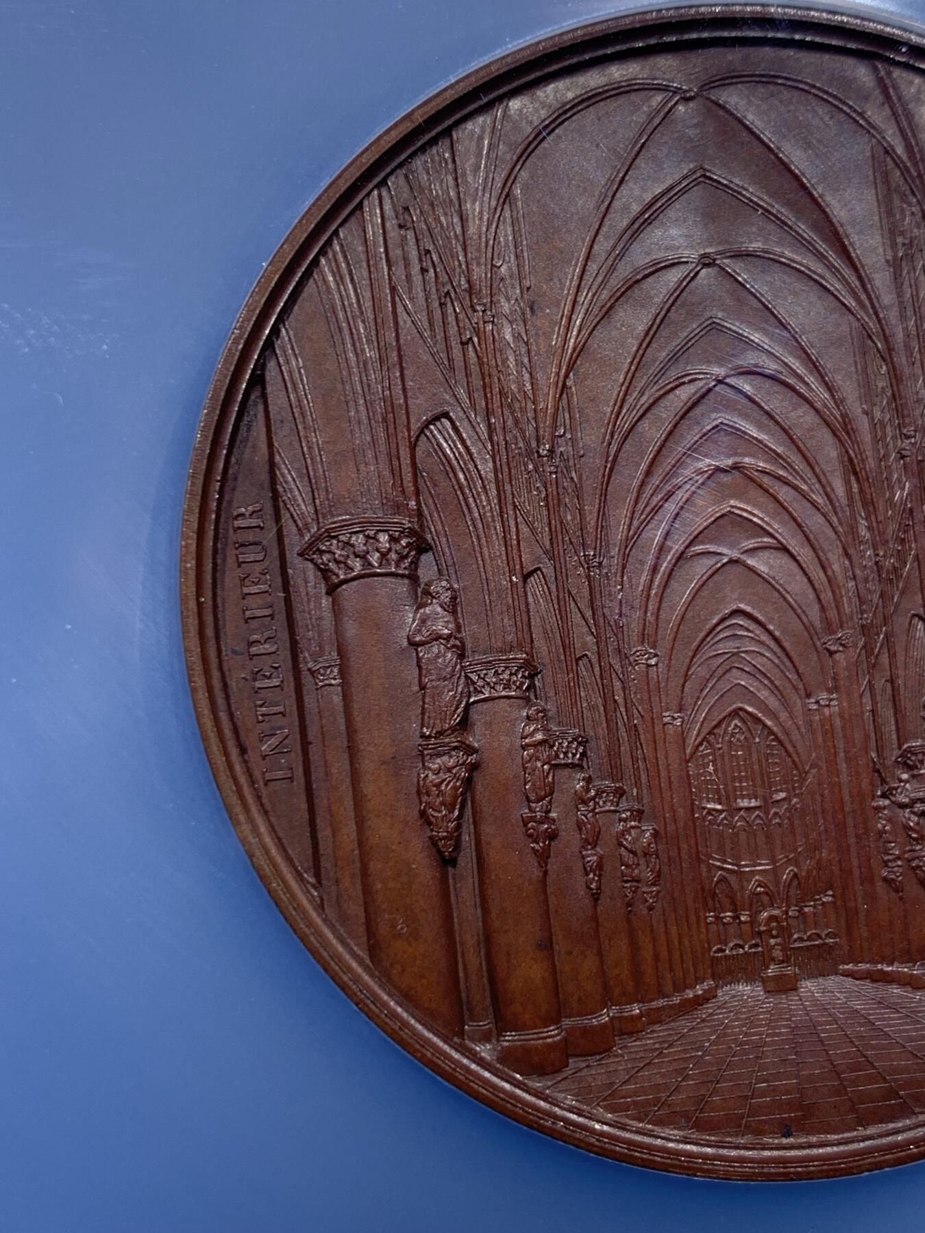 《竞宝斋》第441场 周日，周一，2场连拍 （全场包邮） 高分 NGC MS64BN 1845 J Wiener教堂系列-圣安米利Eglise Collegiate大教堂 罕见品 加大盒装 一座12世纪建造的古老大教堂，结合了后罗马式与哥特式建筑风格，是当地重要宗教文化地标，98年被列为联合国教科文组织世界遗产。双面高浮雕雕刻。