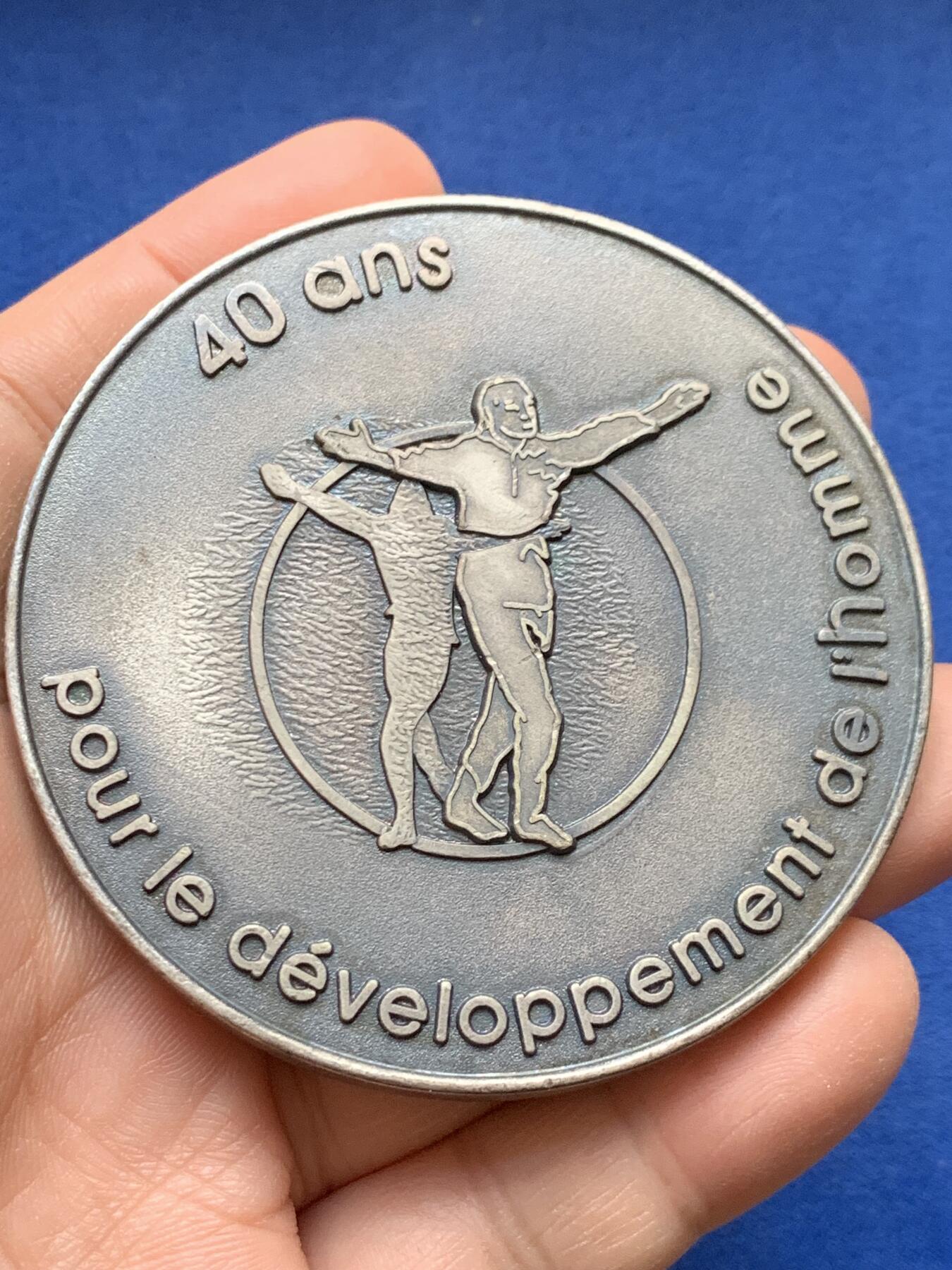 《竞宝斋》第441场 周日，周一，2场连拍 （全场包邮） 三枚一组 外国铜章 总重约262.7克 49.5-69.8mm