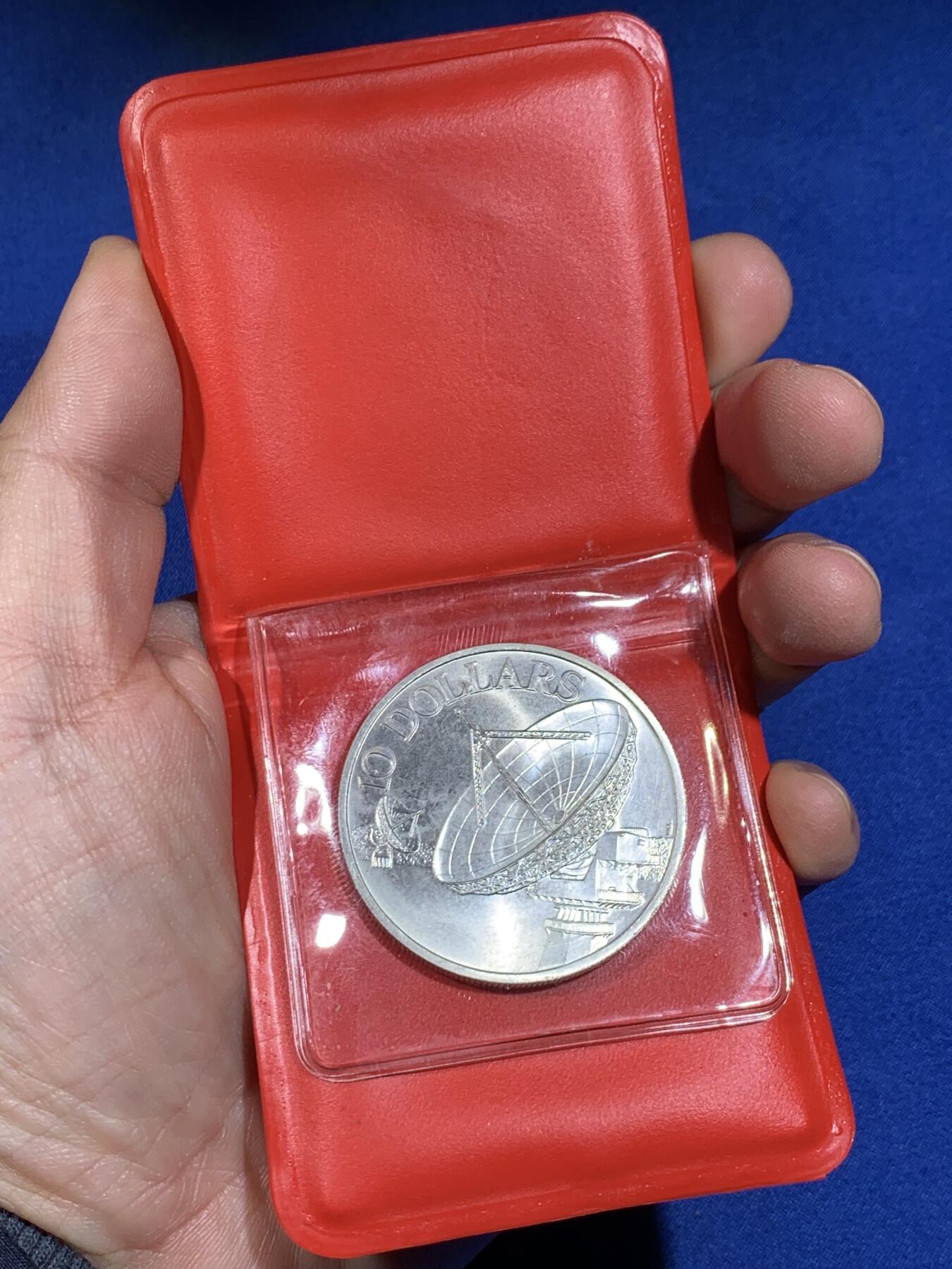 《竞宝斋》第441场 周日，周一，2场连拍 （全场包邮） 新加坡1978年通信卫星纪念大银币，福字包装，一盎司31克，含银50%