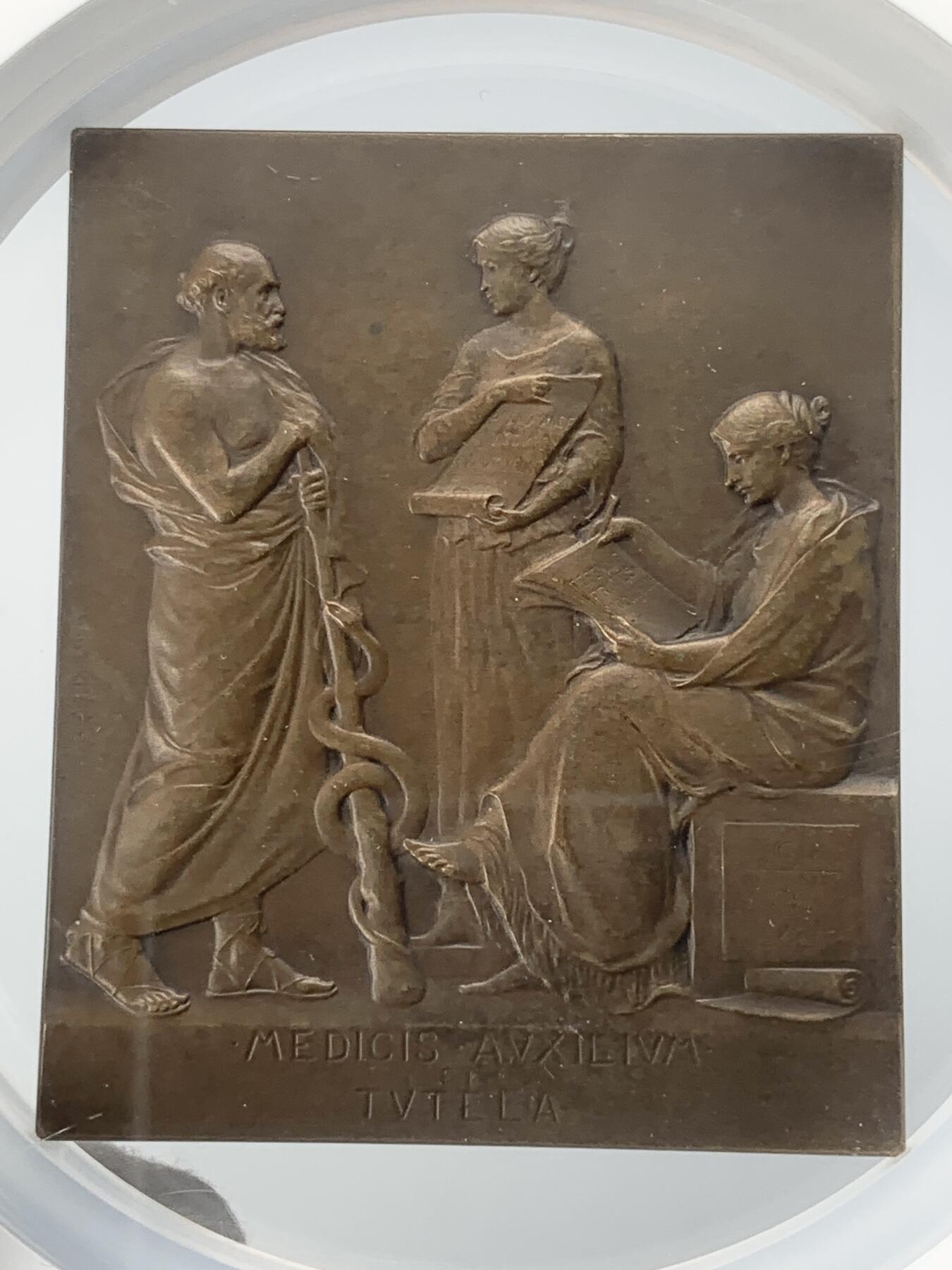 掌中浮雕-藏着的欧洲第043场 NGC MS63 : 1908年法国新艺术运动50周年之国际医学会纪念章，70 X 58mm；Nicolas Maier法国章优秀作品集#239号