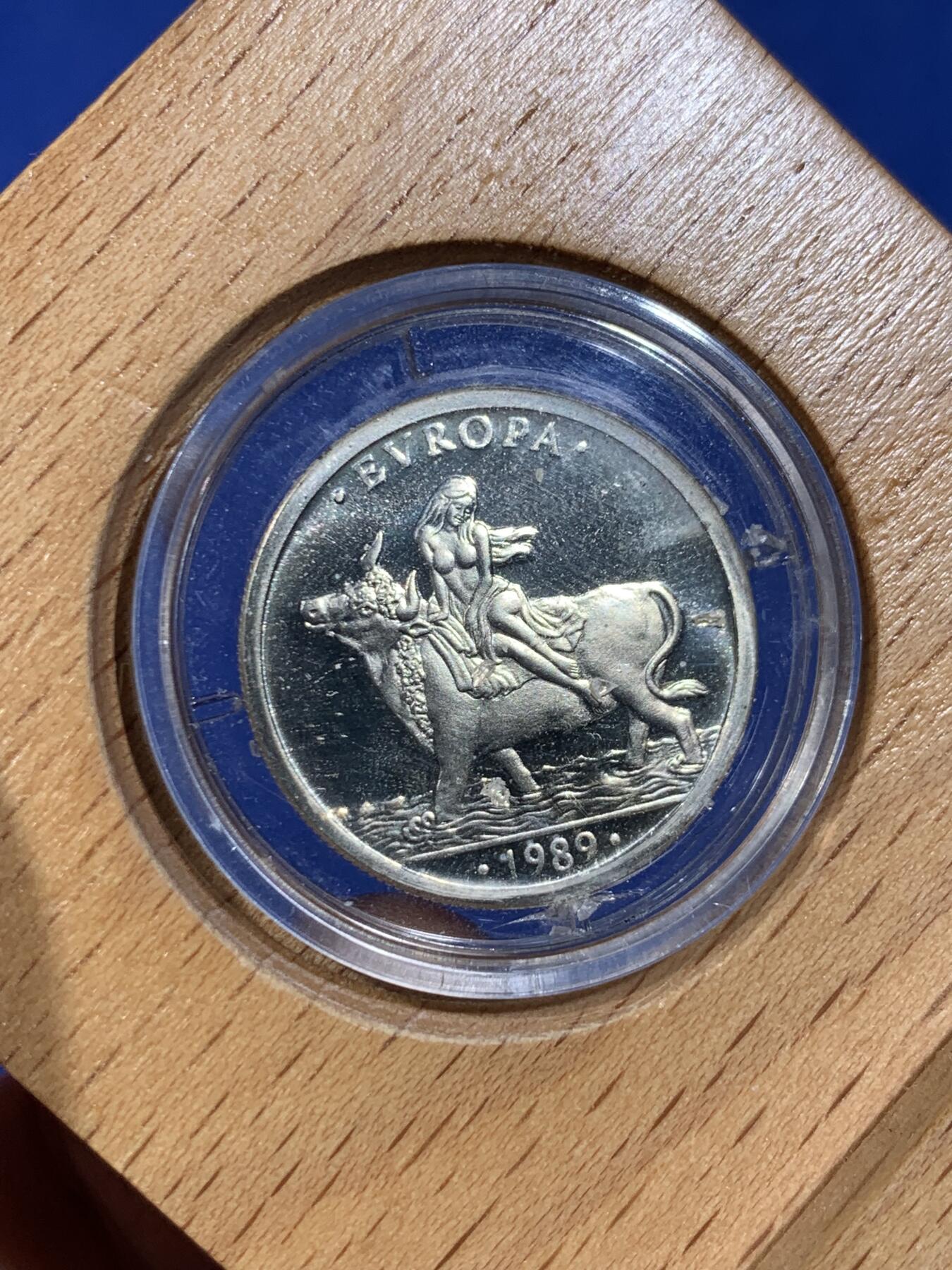 《竞宝斋》第441场 周日，周一，2场连拍 （全场包邮） 西班牙1989年1ECU银币，美女骑牛图案非常亮眼。