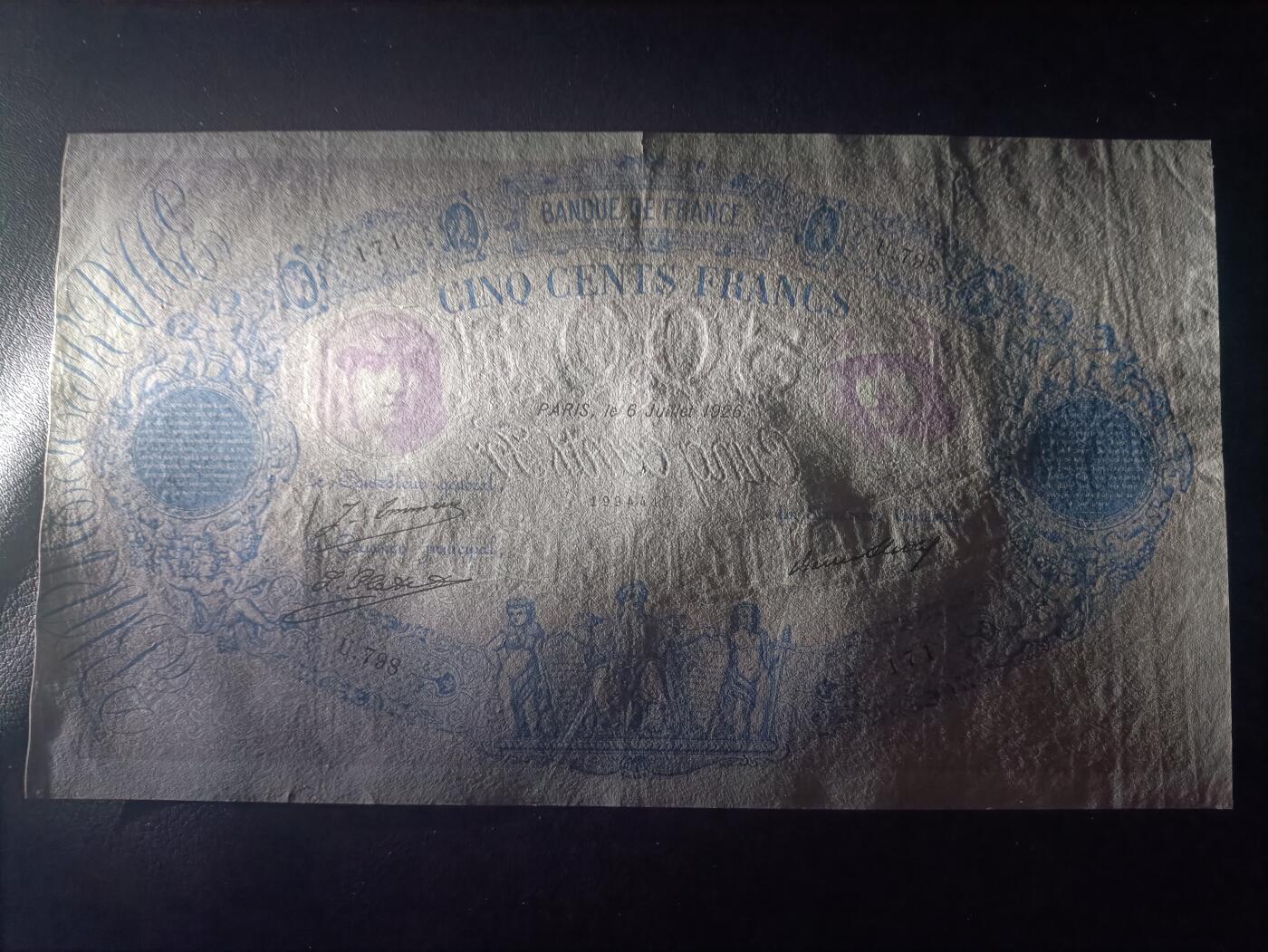 2025十一月第六期，总第204期 法国1926年500法郎流通好品XF，象征着法兰西殖民帝国辉煌时期的“粉蓝”系列，因可兑换银币和面值较大，回收彻底故而稀有，正面是戴勇士兽皮和西庇阿盔的女神，背面是男女神明拱卫蛇杖形象的联合，不可多得的巨额珍惜品种