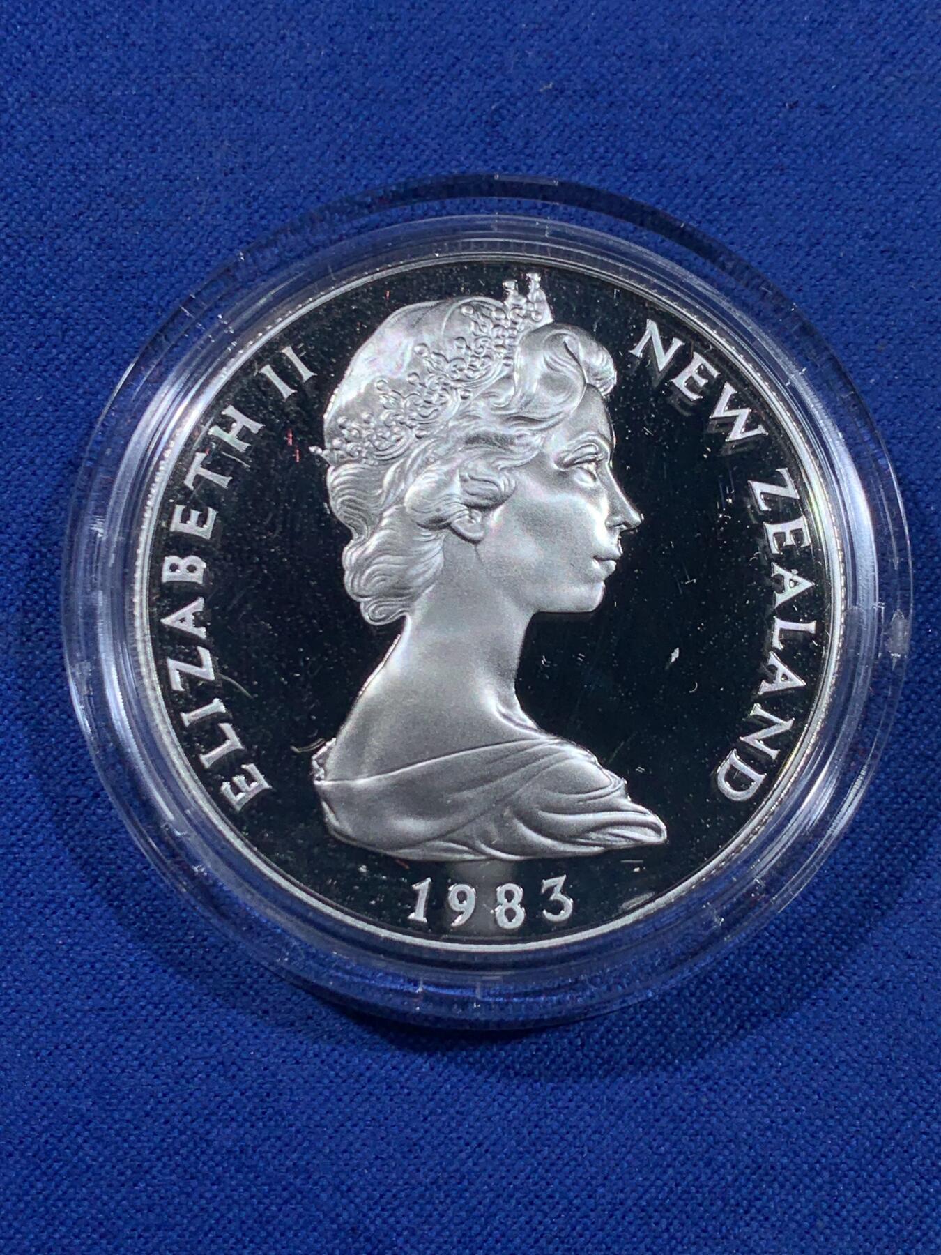 《竞宝斋》第441场 周日，周一，2场连拍 （全场包邮） 新西兰1983年精制一元银币，威尔士亲王和公主来访纪念，带原盒