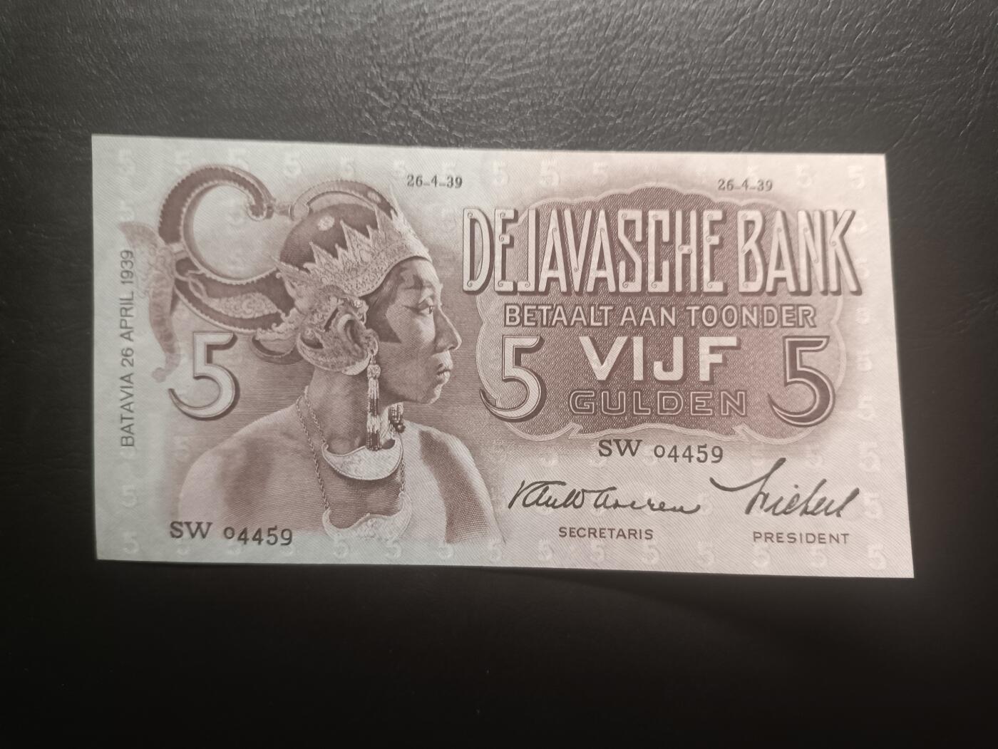 2025十一月第六期，总第204期 荷属东印度（现印度尼西亚）1939年5盾UNC千位号4459，民族服饰和四文告示
