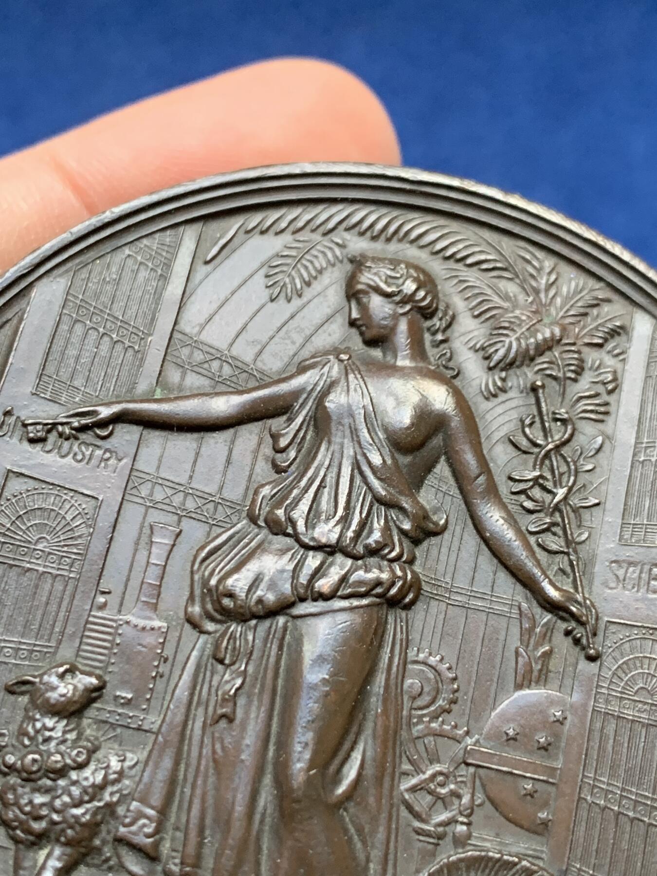 《竞宝斋》第441场 周日，周一，2场连拍 （全场包邮） 1884年伦敦世博会「水晶宫」纪念章（平奇斯造币厂制） 侧面打洞 145.7克 63mm 细节见图