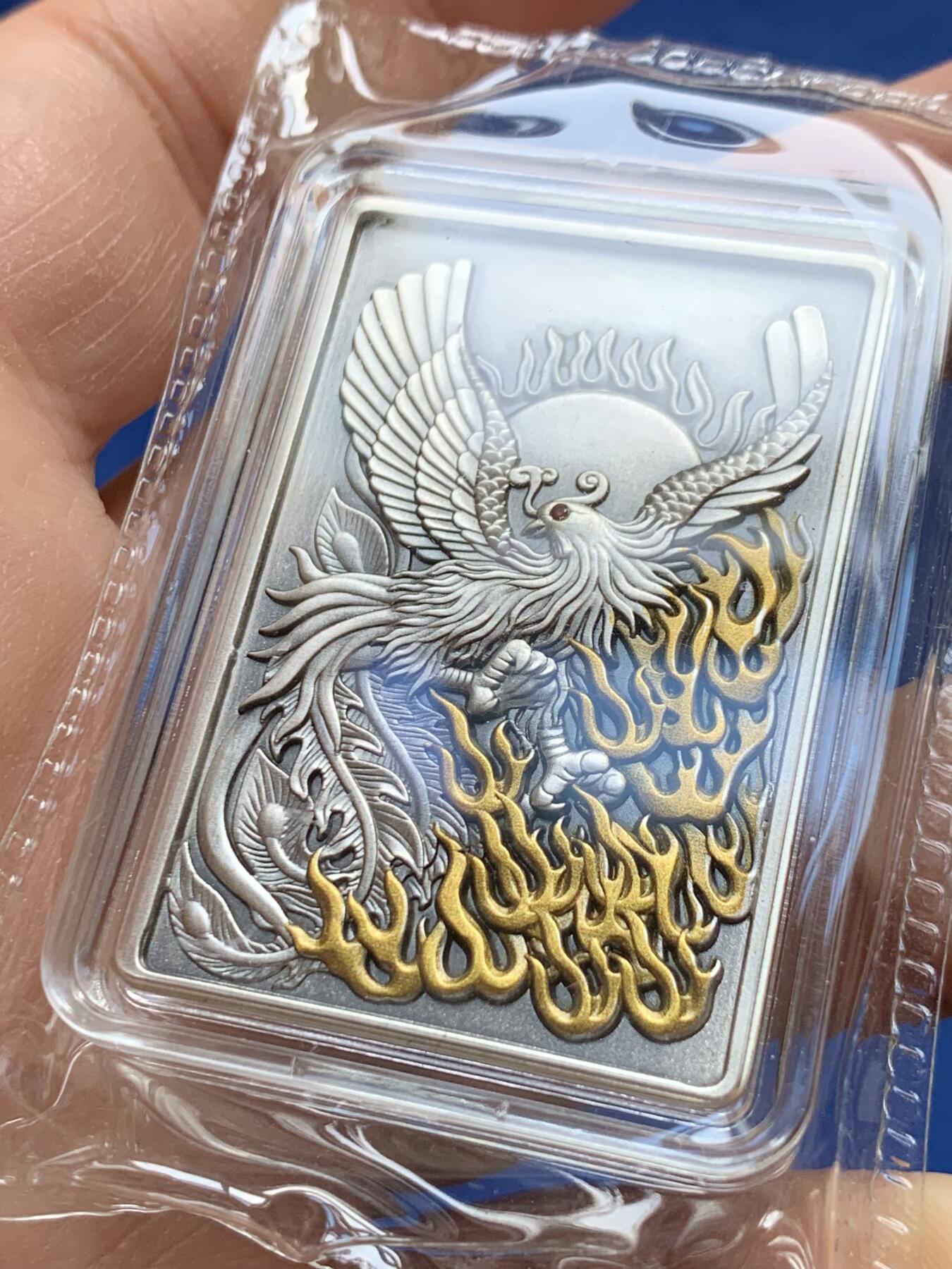 《竞宝斋》第441场 周日，周一，2场连拍 （全场包邮） 两枚一组 吉祥龍鳳方型紀念章，硫化古银+纯铜，吉祥龙凤铜章（铜硫化古银），规格30*45mm，镶嵌红宝石，中国钱币发行，发行量999枚，有证书。