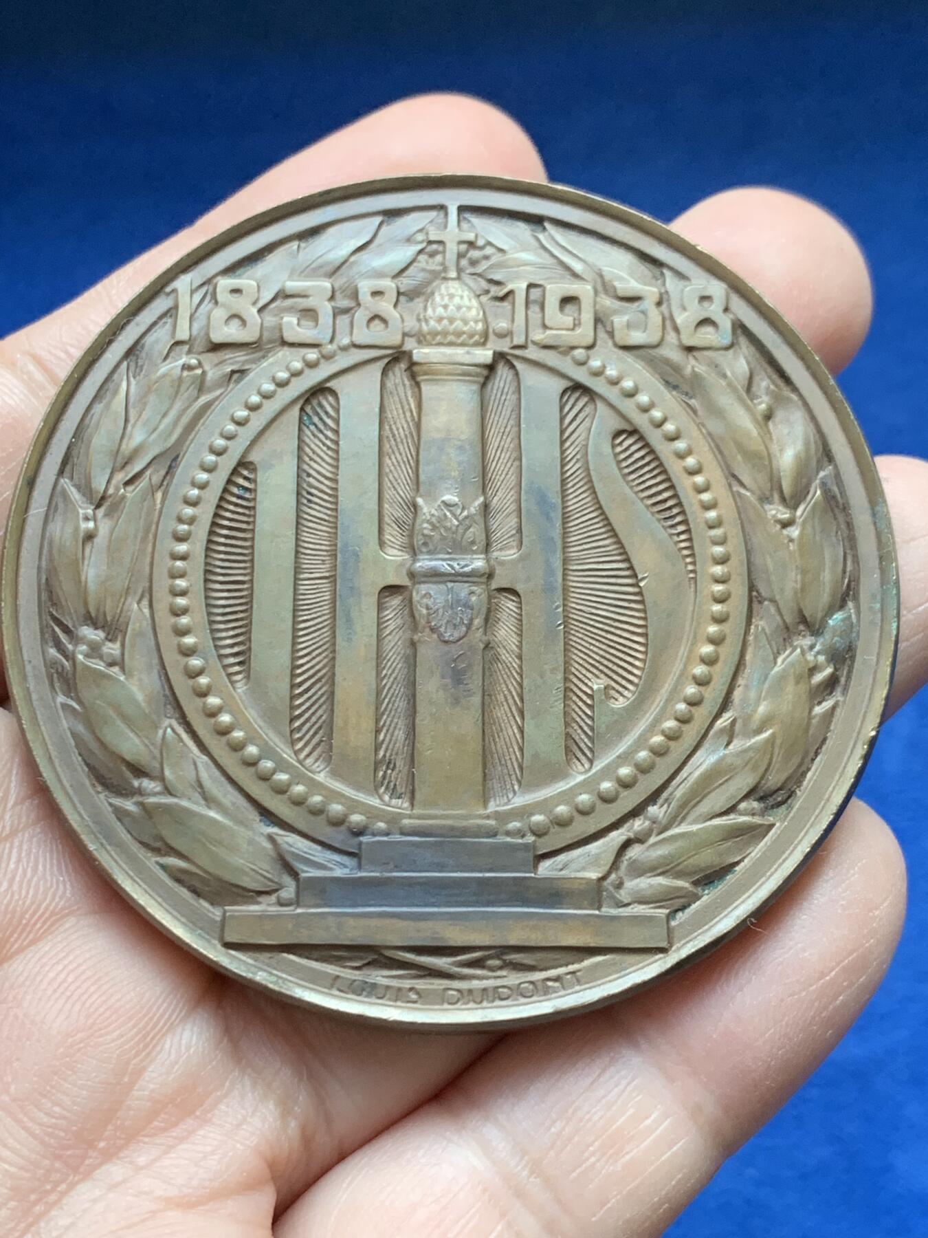 《竞宝斋》第441场 周日，周一，2场连拍 （全场包邮） 法国巴黎圣母院1838-1938年百年纪念大铜章，圣母抱婴题材带边铭，直径61mm ，重量105.8g。