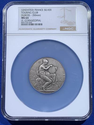 《竞宝斋》第441场 周日，周一，2场连拍 （全场包邮） - 高分 NGC MS64 罕见法国旅游协会大银奖章 名誉章 作者dubois，双面高浮雕，细节丰富，设计绝美。女神袒胸，衣襟飘飘，怀抱地球仪，雕刻着欧亚非州，大洋洲。北极星，北极洲，北极熊，沙漠，骆驼，椰树，长河落日圆…… 加大盒装