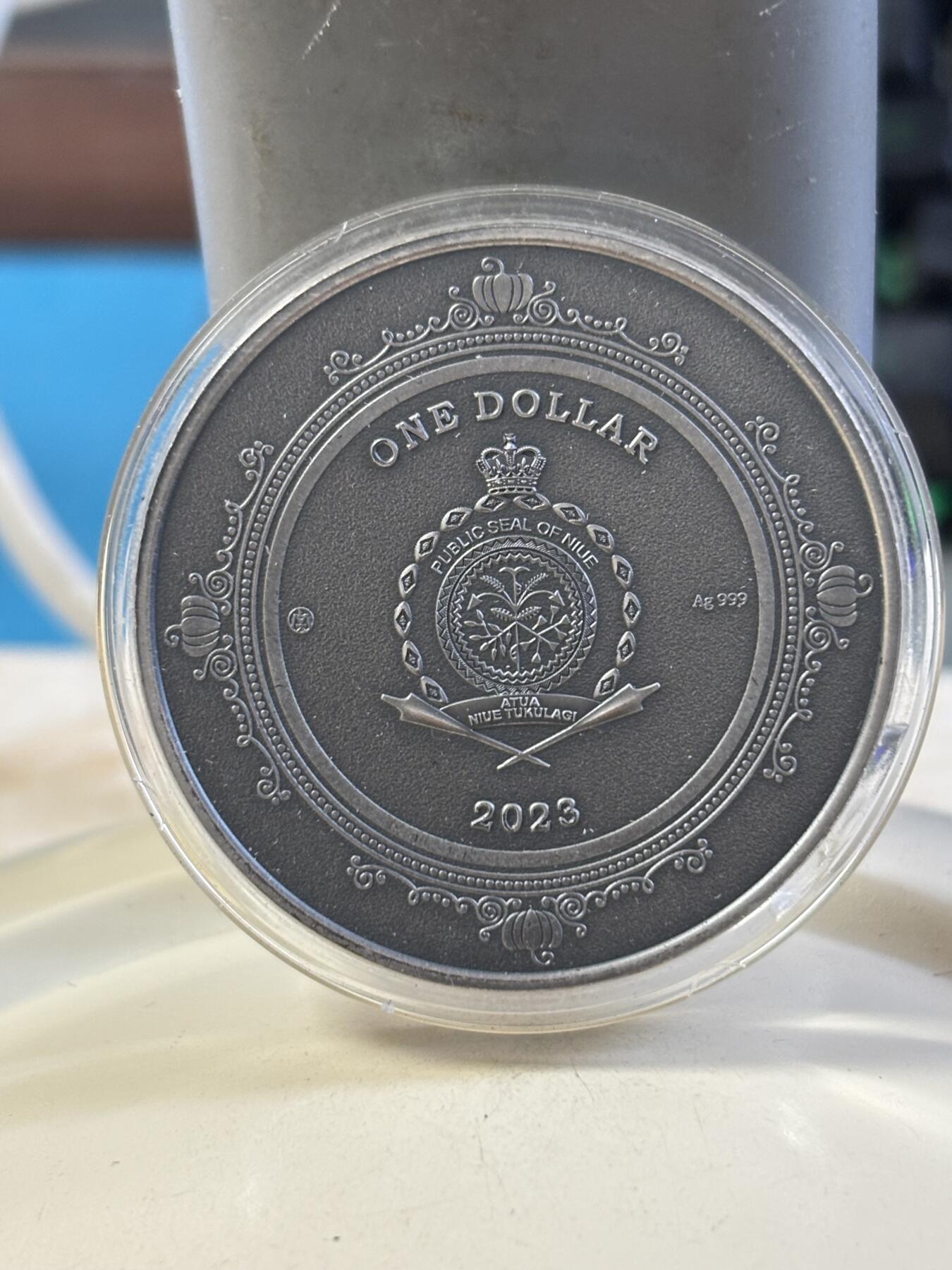 第183期拍卖 纽埃2023年童话系列灰姑娘镶嵌水晶1盎司彩色银币，999银，发行500枚，塑料盒有破口