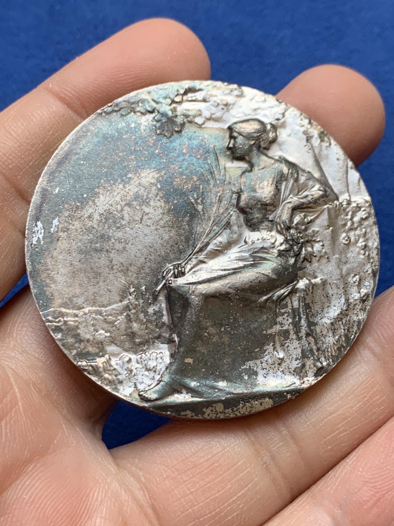 《竞宝斋》第441场 周日，周一，2场连拍 （全场包邮） 法国镀银铜章 背面刻字 直径49.2mm 重量50.3g 三角边铭