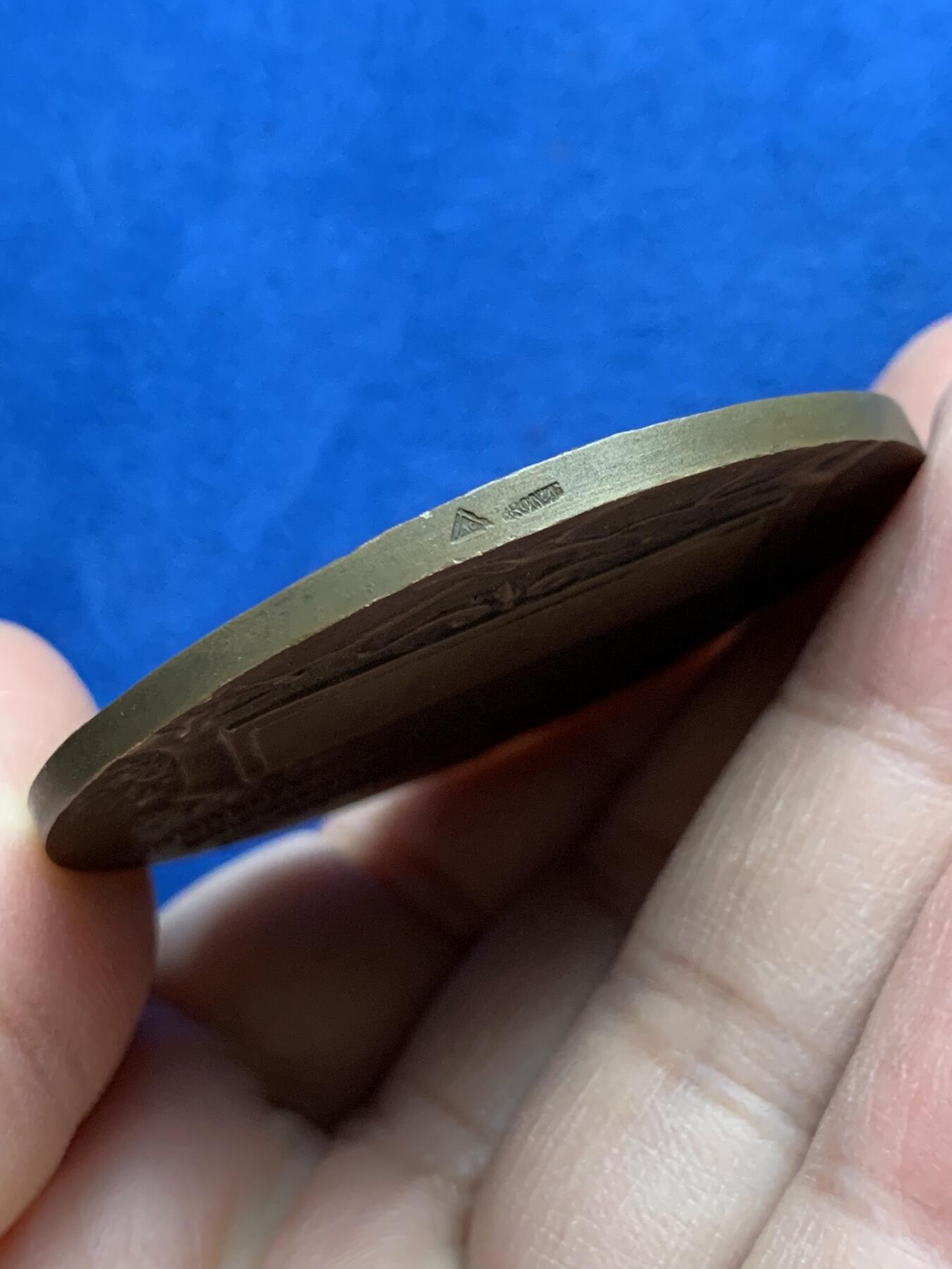 《竞宝斋》第441场 周日，周一，2场连拍 （全场包邮） 戎装玛丽安娜铜章 带盒 高浮雕 68.35克 54.5mm 三角铜标