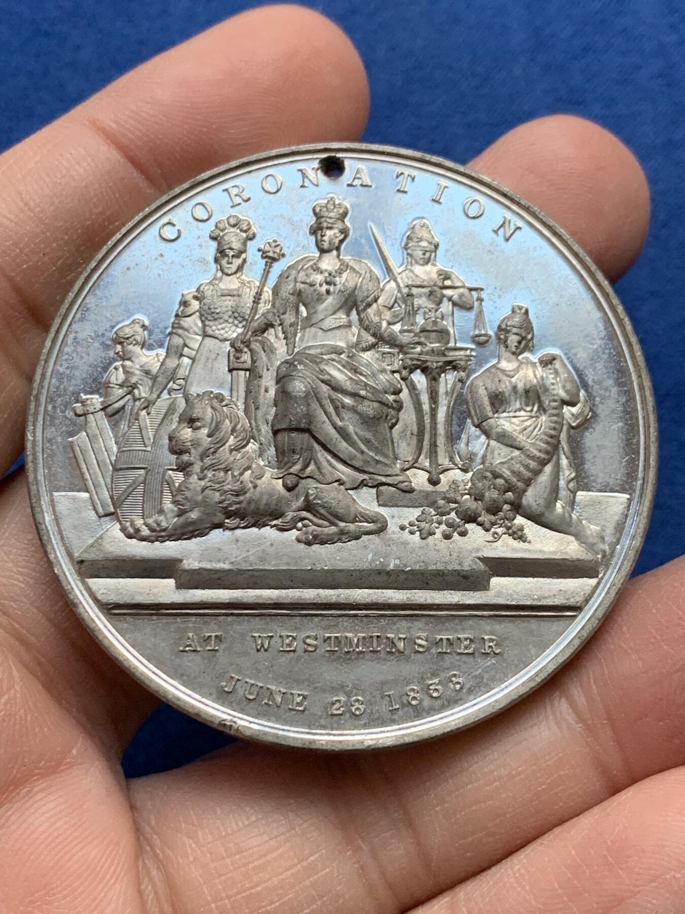 《竞宝斋》第441场 周日，周一，2场连拍 （全场包邮） 英国1838年维多利亚女王加冕章，盒装白色金属材质 有一小打孔，整体十分精美。43.3克，50.5mm。