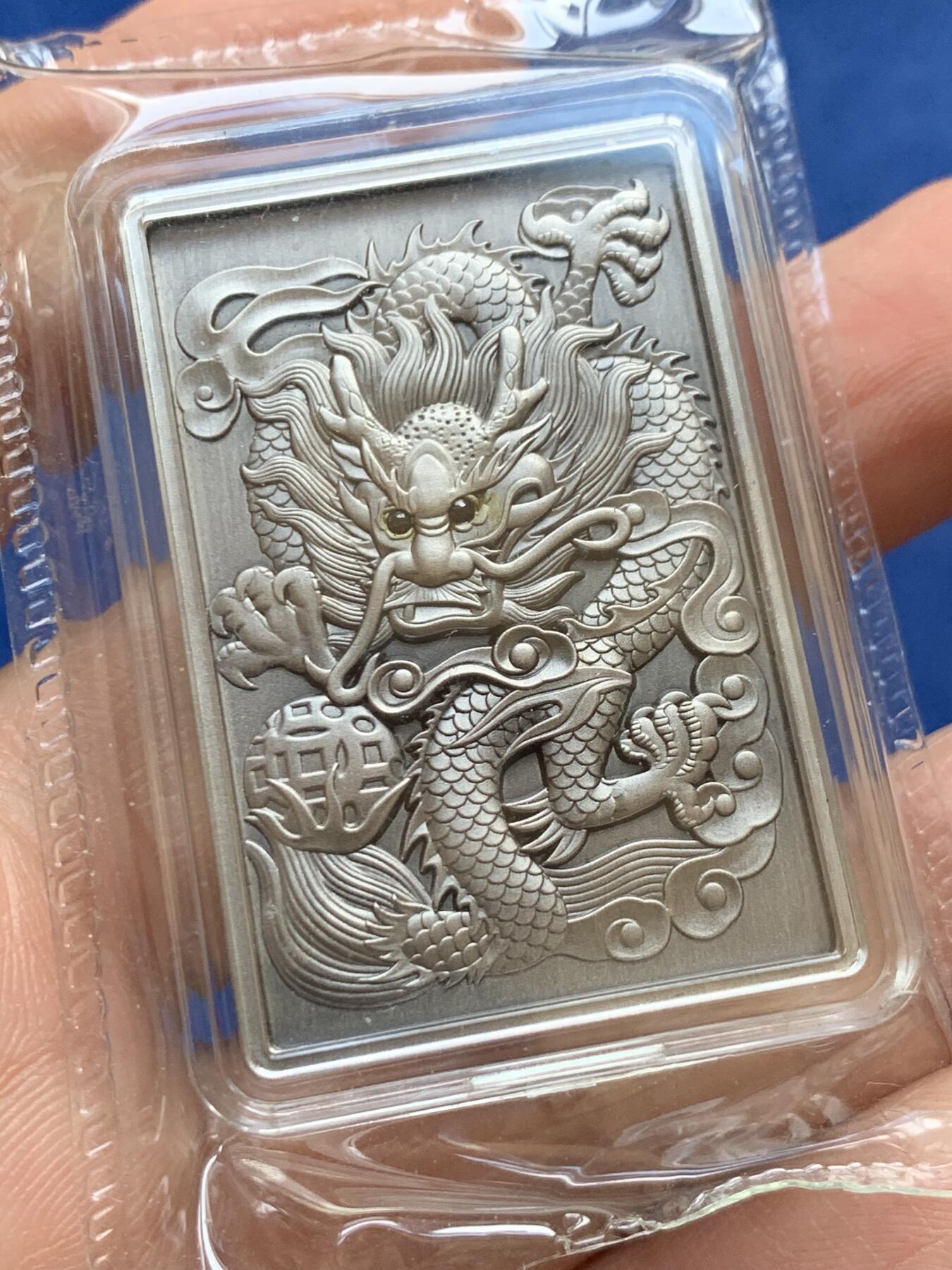 《竞宝斋》第441场 周日，周一，2场连拍 （全场包邮） 两枚一组 吉祥龍鳳方型紀念章，硫化古银+纯铜，吉祥龙凤铜章（铜硫化古银），规格30*45mm，镶嵌红宝石，中国钱币发行，发行量999枚，有证书。