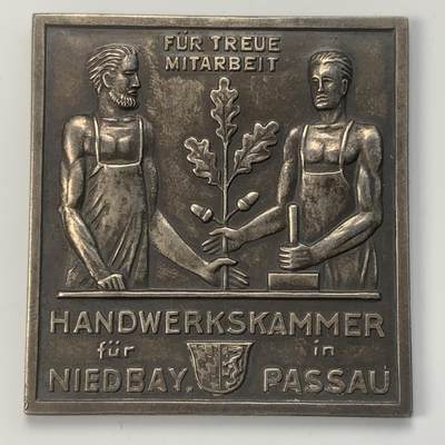 掌中浮雕-藏着的欧洲第043场 - 19世纪德国下拜恩州手工艺品商会纪念矩形镀银大铜章， 51*54mm，55g， 原盒