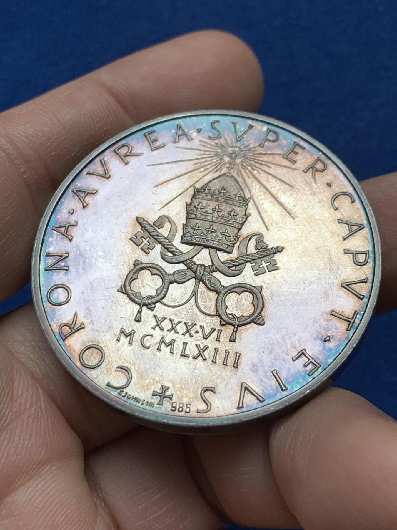 《竞宝斋》第441场 周日，周一，2场连拍 （全场包邮） 梵蒂冈教皇1943年二战时期保罗六世精制大银章，极品带彩PL镜面光感，背面带985银标，直径44.1mm，重量38.6g。