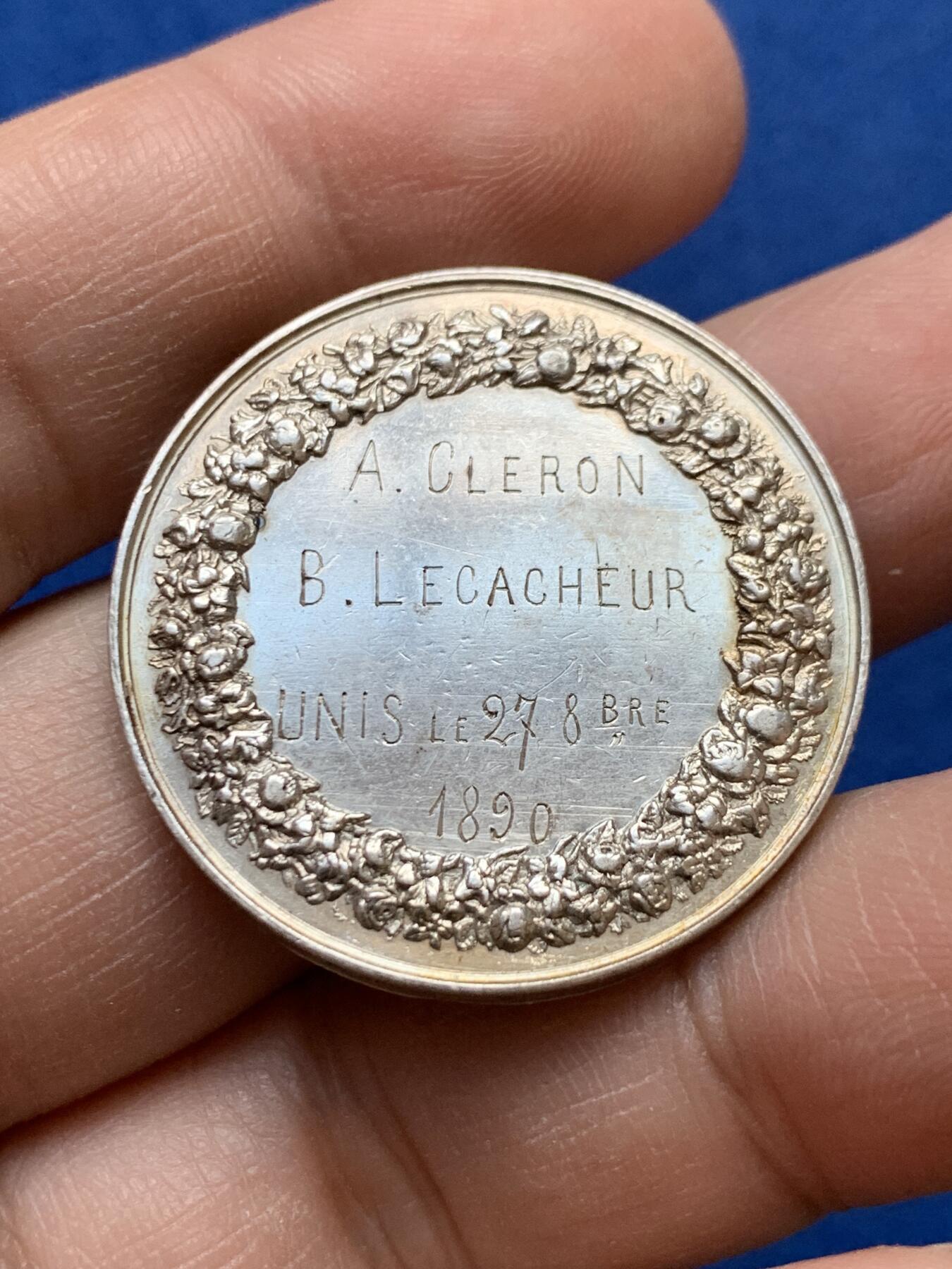 《竞宝斋》第441场 周日，周一，2场连拍 （全场包邮） 法国1890年结婚纪念银章 31.9mm 14.1g 手指边铭