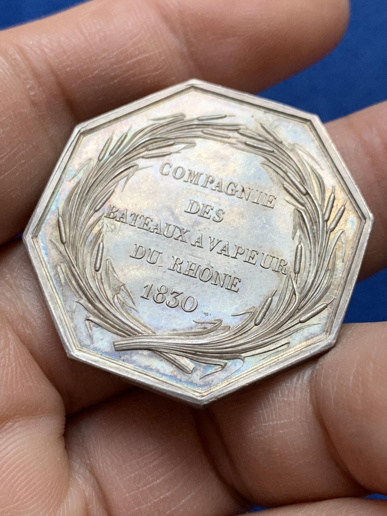 《竞宝斋》第441场 周日，周一，2场连拍 （全场包邮） 1830年法国罗纳蒸汽船公司八角银质代币，34.6MM，18.7克，早期手指边铭，状态不错