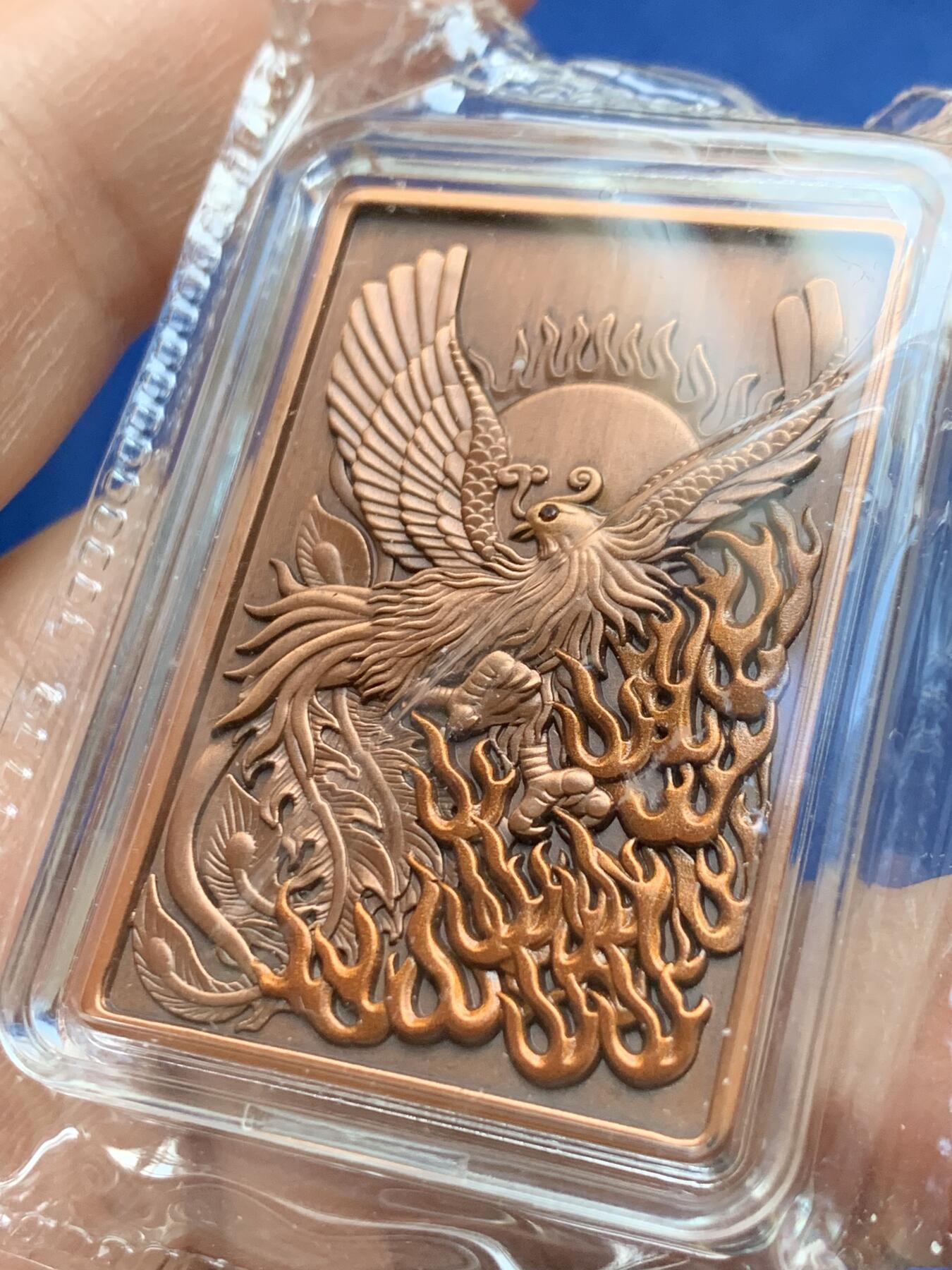 《竞宝斋》第441场 周日，周一，2场连拍 （全场包邮） 两枚一组 吉祥龍鳳方型紀念章，硫化古银+纯铜，吉祥龙凤铜章（铜硫化古银），规格30*45mm，镶嵌红宝石，中国钱币发行，发行量999枚，有证书。