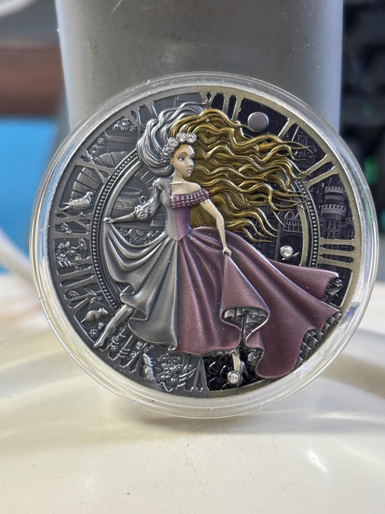 第183期拍卖 纽埃2023年童话系列灰姑娘镶嵌水晶1盎司彩色银币，999银，发行500枚，塑料盒有破口