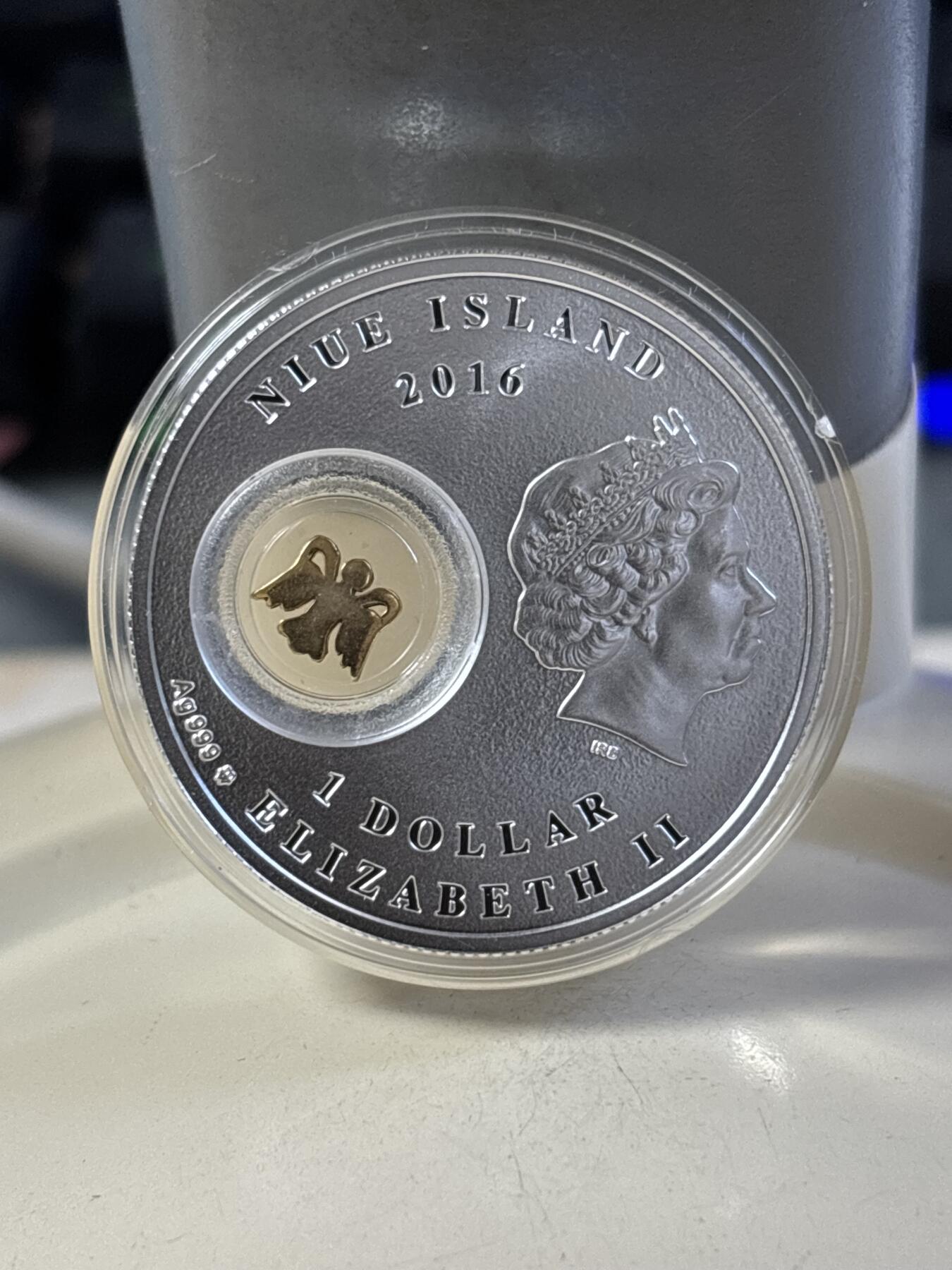 第183期拍卖 纽埃2016年生命天使镂空内嵌镀金银片彩色银币， 999银，14.14克，发行1500枚