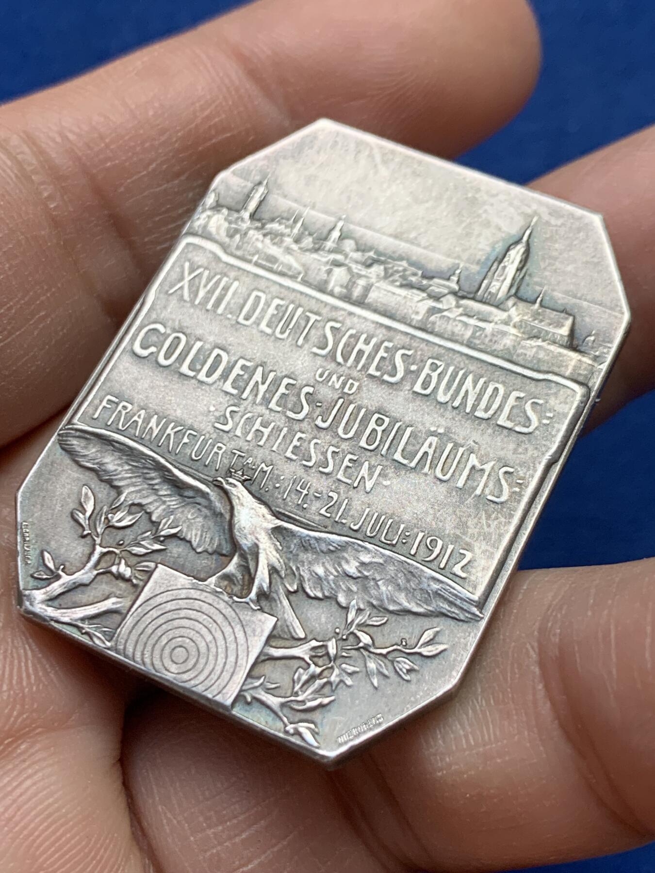 《竞宝斋》第441场 周日，周一，2场连拍 （全场包邮） 德国1912年法兰克福射击节城市景观异形纪念银章 26.85克 31*41.5mm