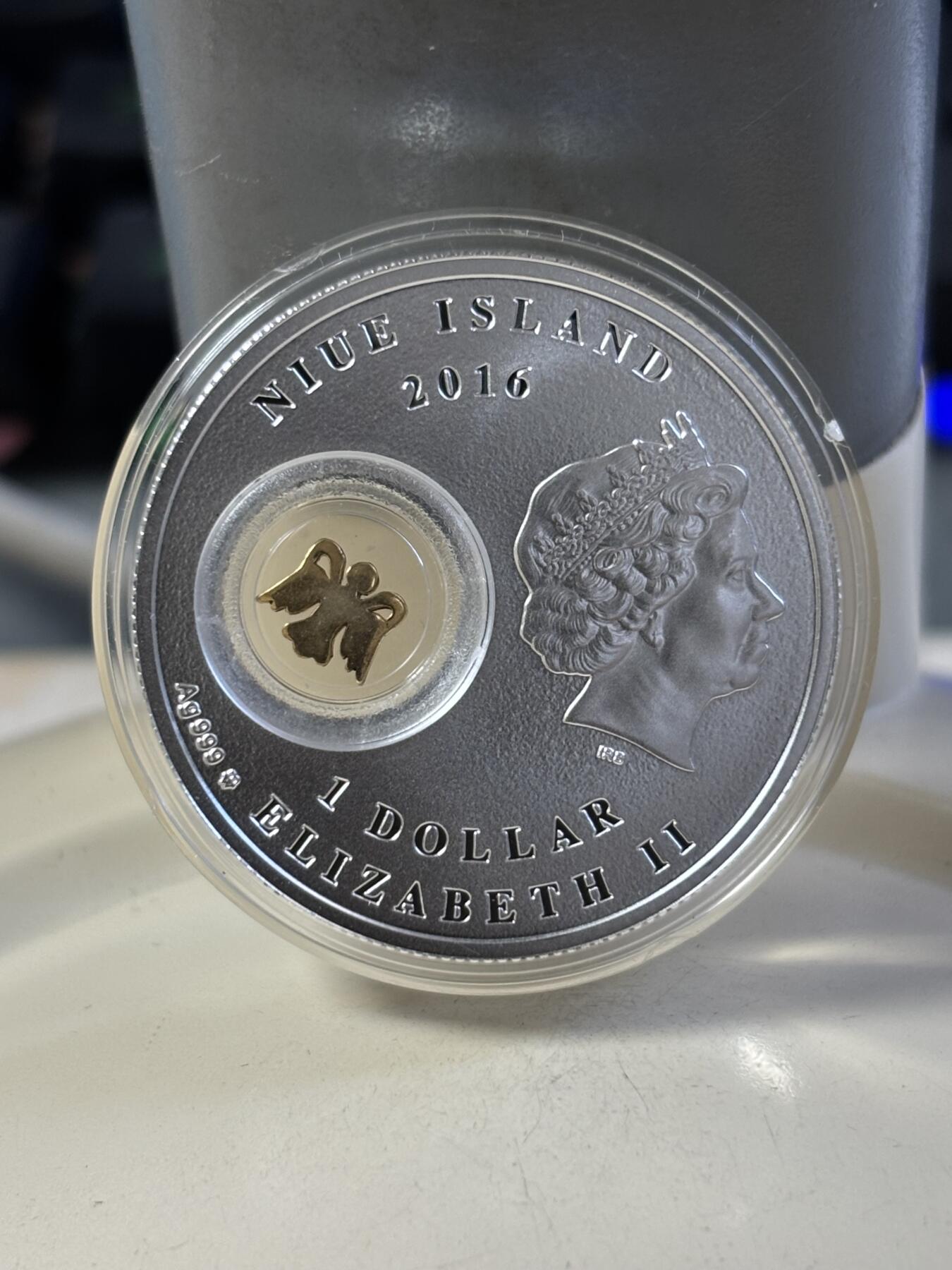 第183期拍卖 纽埃2016年生命天使镂空内嵌镀金银片彩色银币， 999银，14.14克，发行1500枚