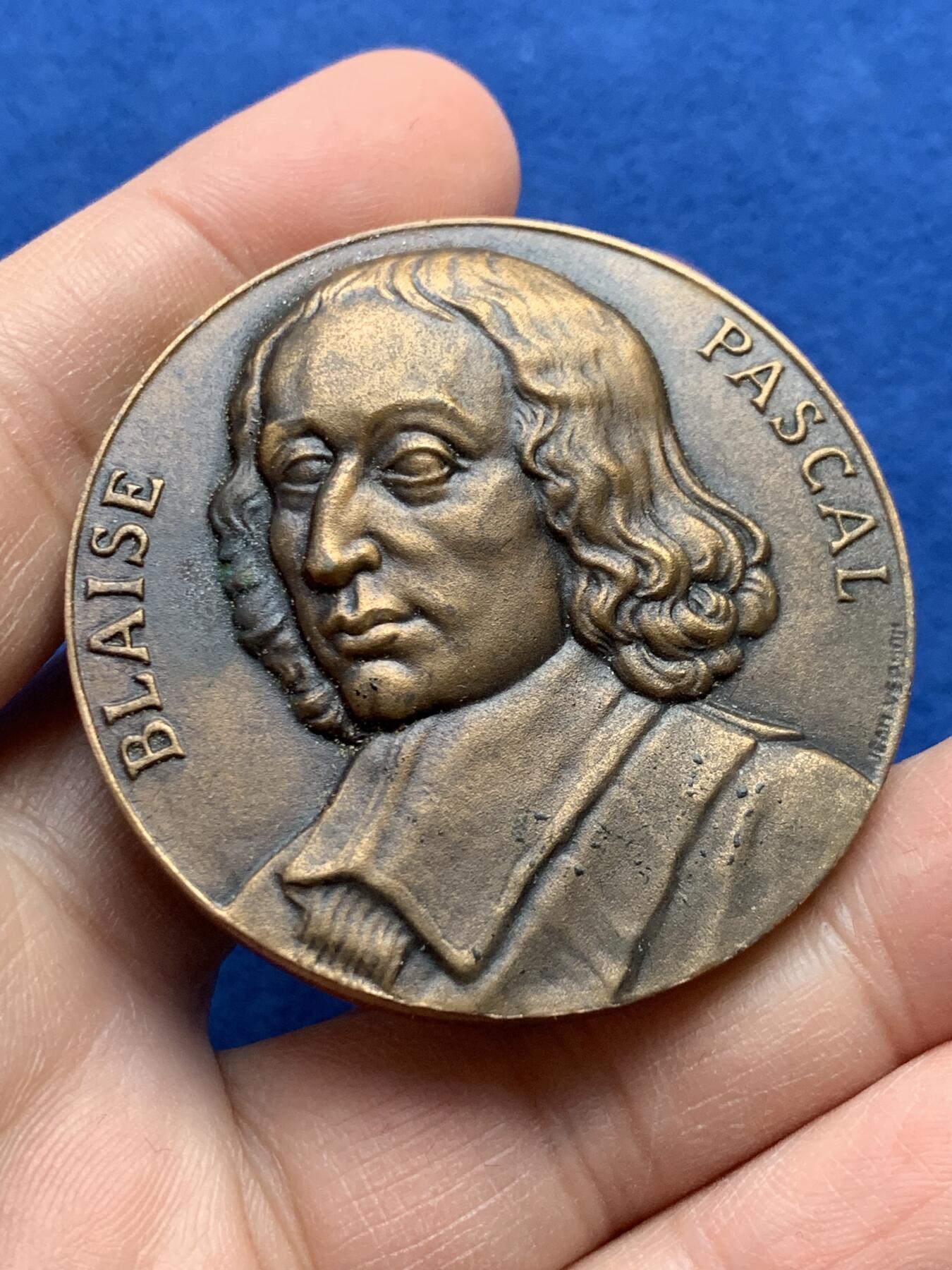 《竞宝斋》第441场 周日，周一，2场连拍 （全场包邮） 法国自然科学家帕斯卡纪念铜章 带盒 64.8克 49.8mm 三角铜标