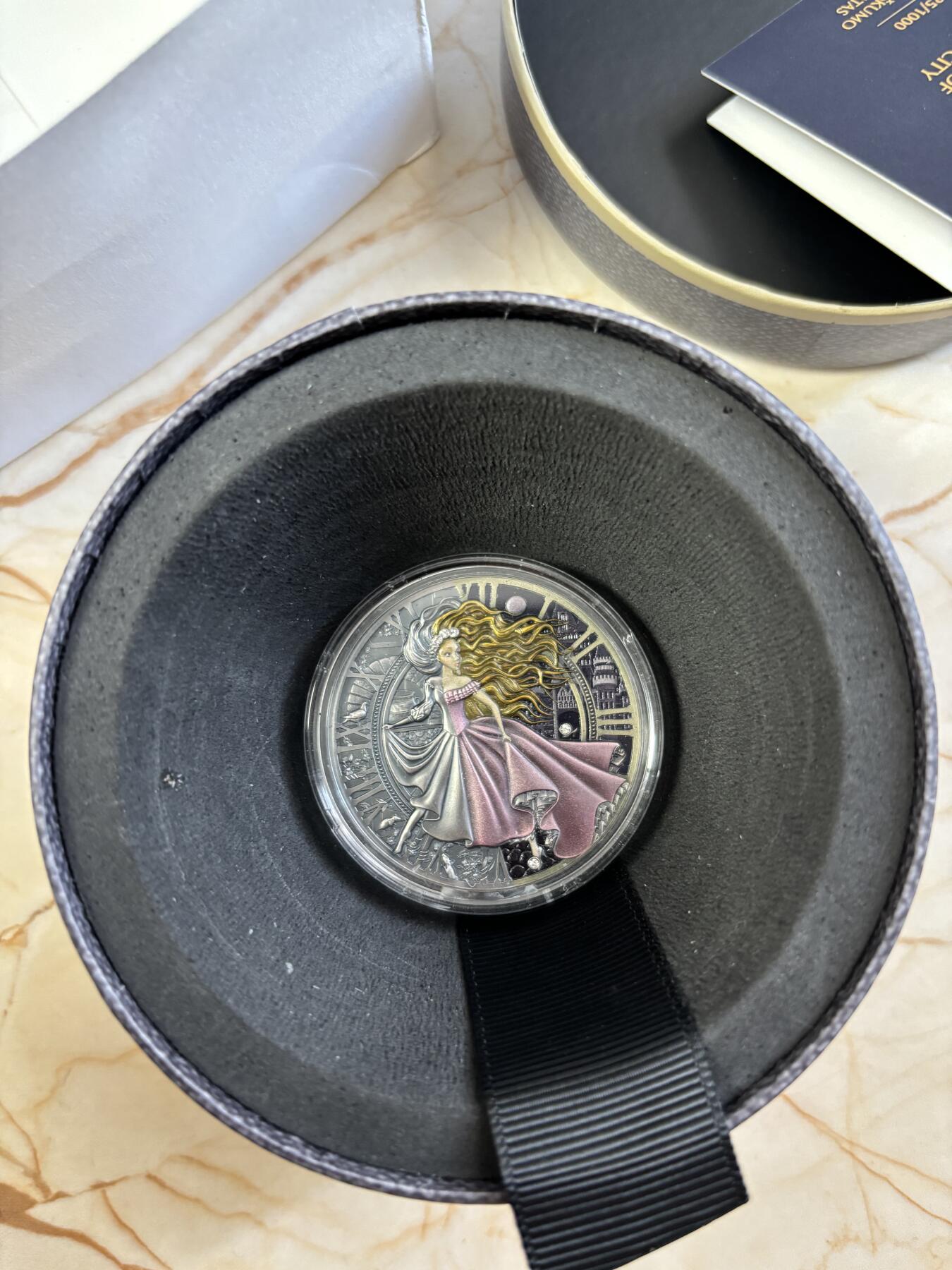 第183期拍卖 纽埃2023年童话系列灰姑娘镶嵌水晶1盎司彩色银币，999银，发行500枚，塑料盒有破口