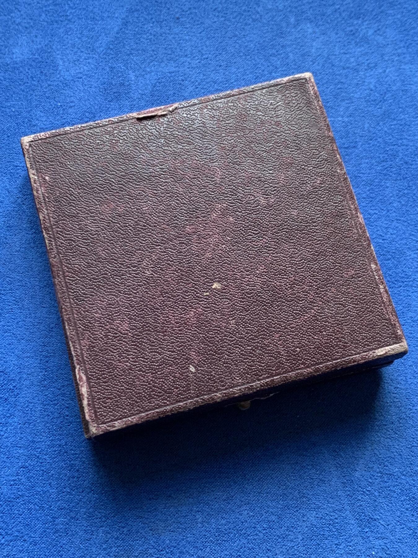 《竞宝斋》第441场 周日，周一，2场连拍 （全场包邮） 戎装玛丽安娜铜章 带盒 高浮雕 68.35克 54.5mm 三角铜标